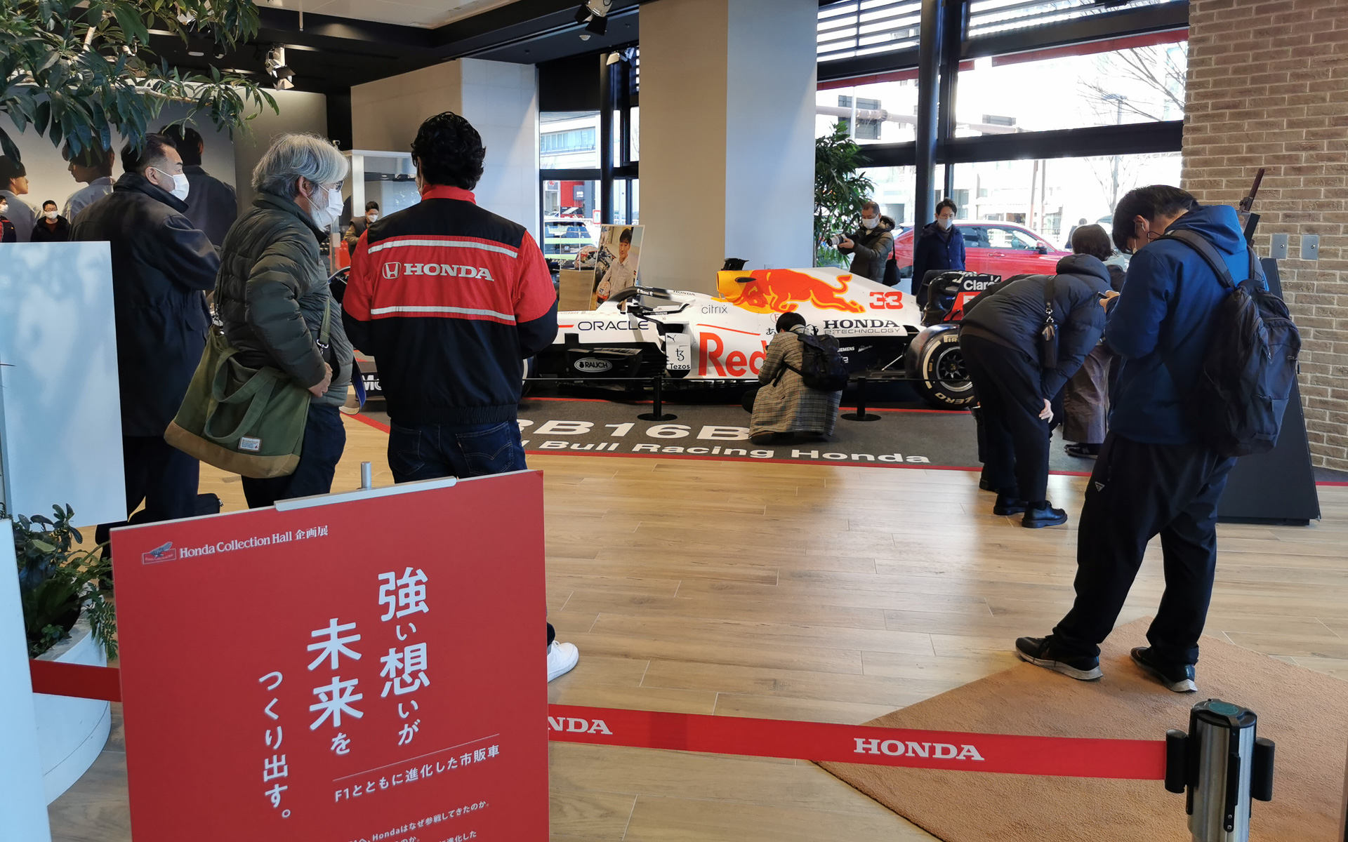 平日の昼間にも見学する人が多数訪れていました