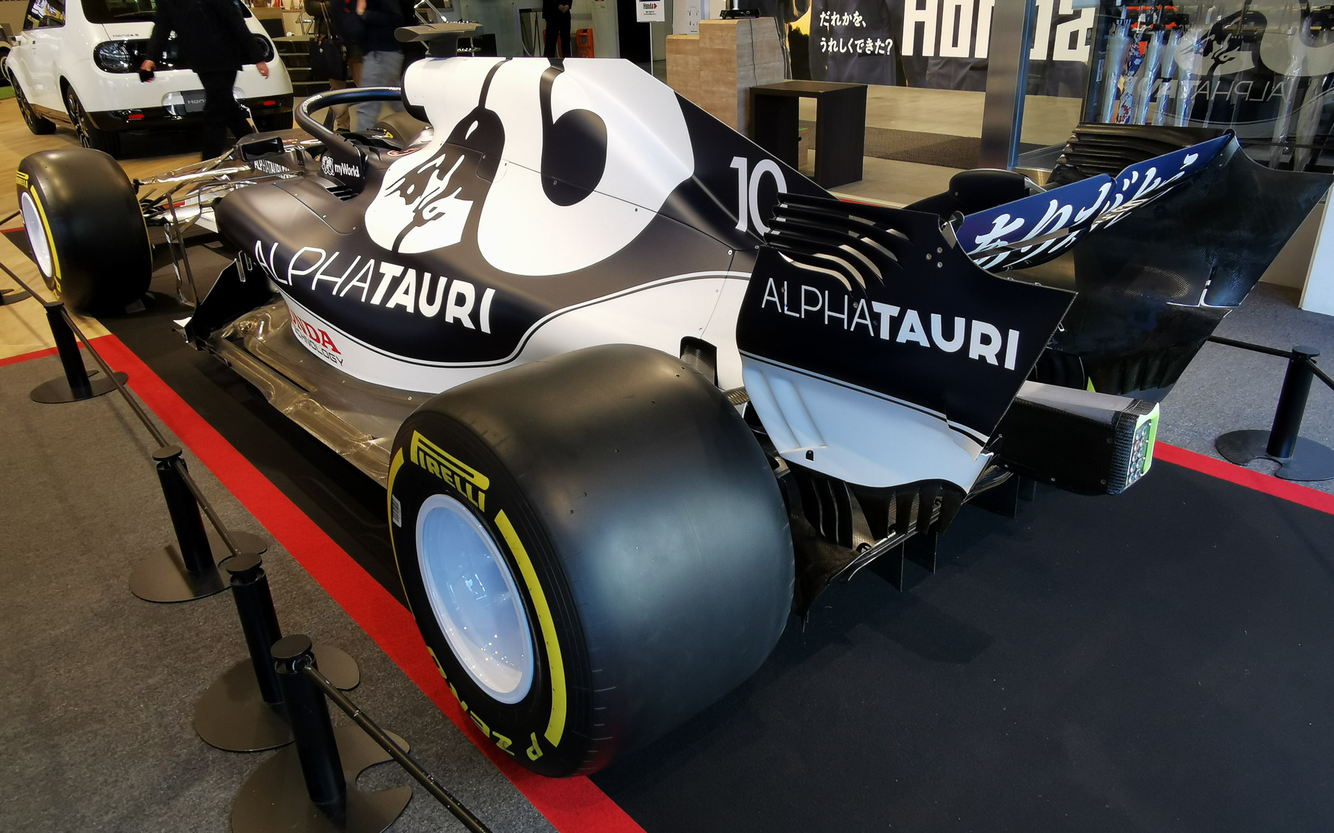 角田裕毅選手がドライブするアルファタウリ・ホンダのF1もレプリカですが展示されていました