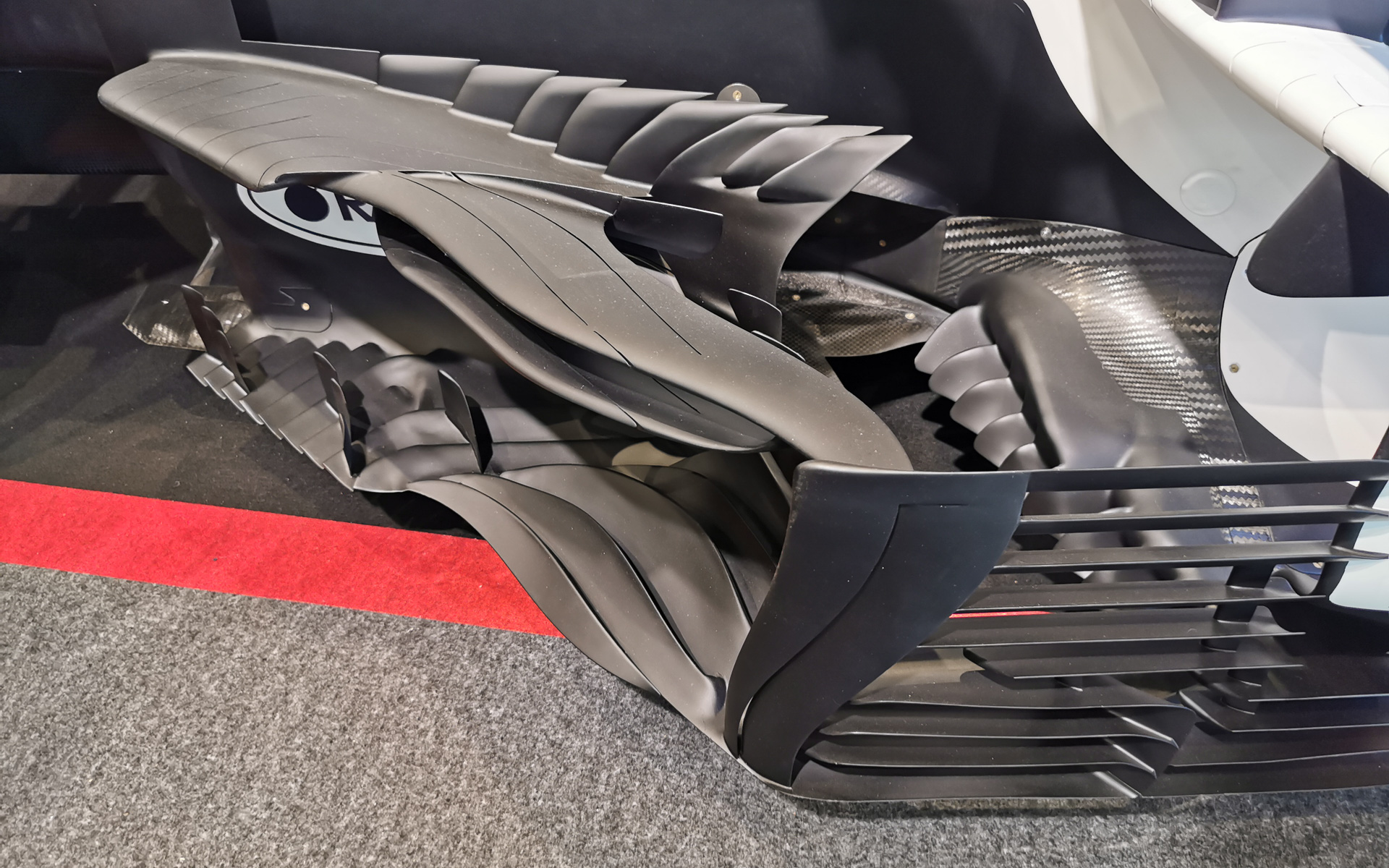 ボディサイドのカーボンファイバーでできた空力パーツ。複雑な造形に驚きです