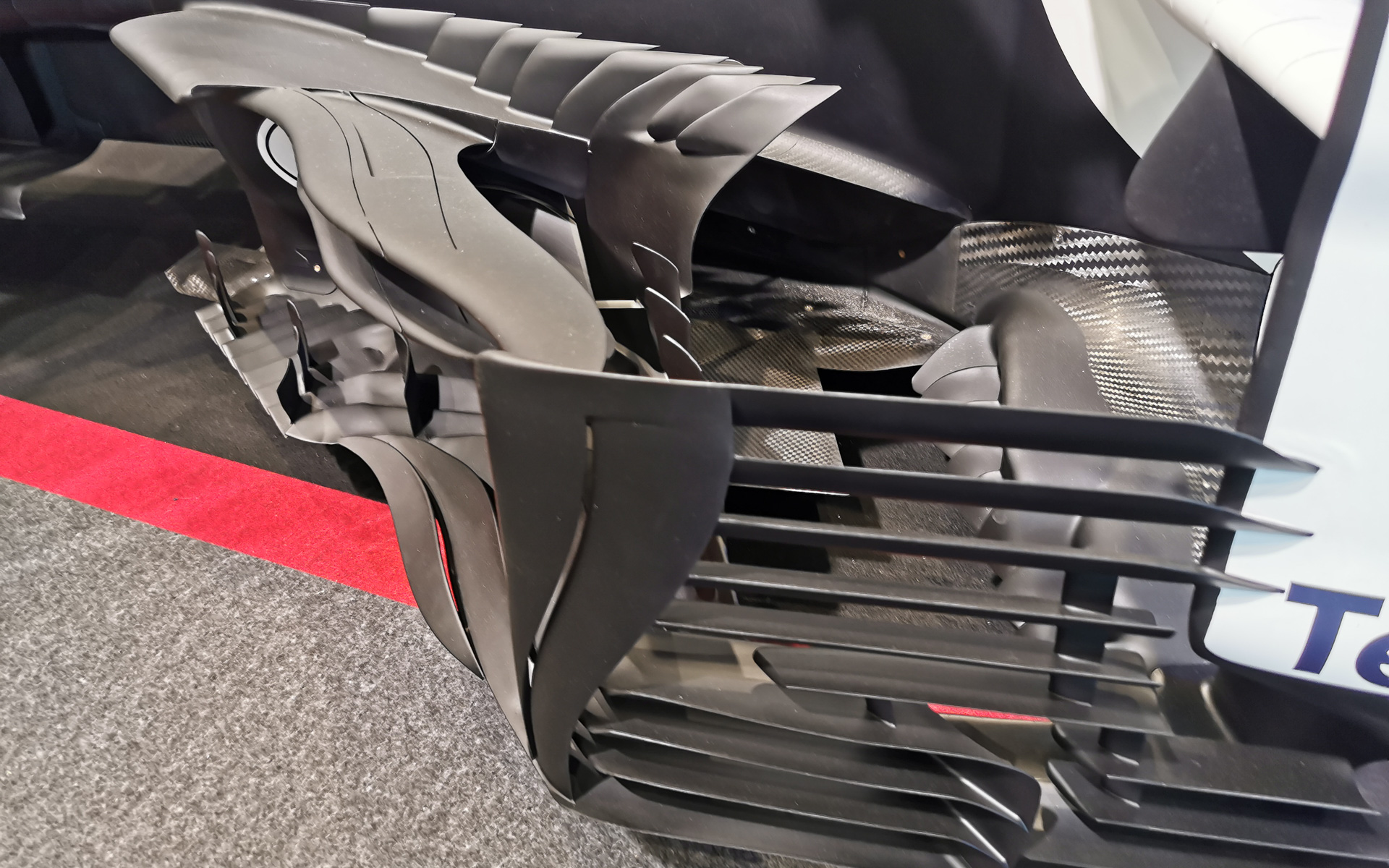 ボディサイドのカーボンファイバーでできた空力パーツ。複雑な造形に驚きです