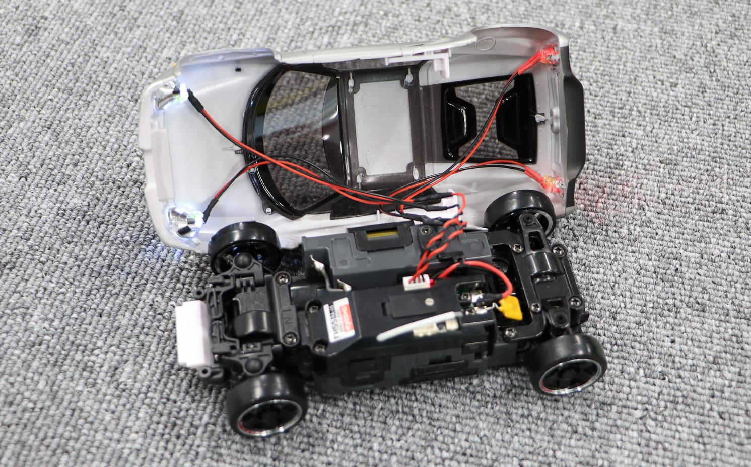 ヘッドライトとテールランプはクリアパーツで成型されているので、オプションパーツのLEDユニットを装着すれば、電飾したまま走らせるコトも可能！