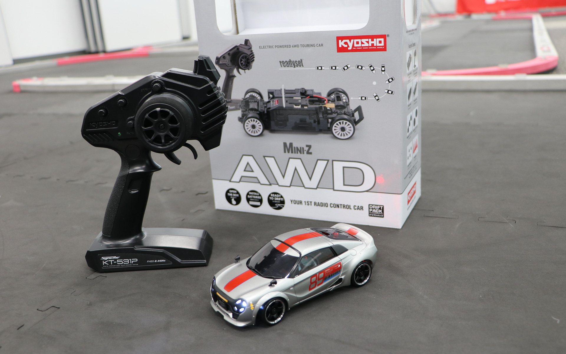 「1/27スケール ミニッツAWD レディセット ネオクラシックレーサー」は2万5300円。4月29日発売予定で、<a href="https://paypaymall.yahoo.co.jp/store/circleh-hac/item/08z47e6ek00a/" class="n" target="_blank">「ホンダアクセスPayPayモール店」</a>で予約受付中だ