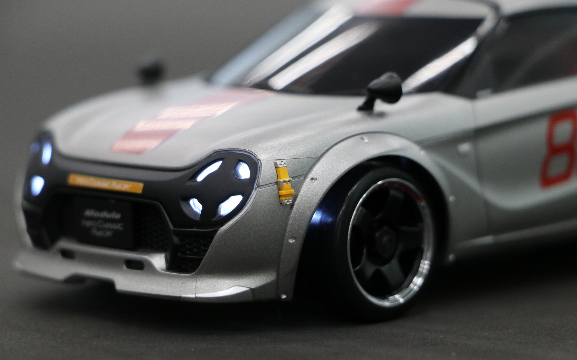 写真だとこれが1/27スケールの「手のひらサイズ」の小型RCカーとは思えない！