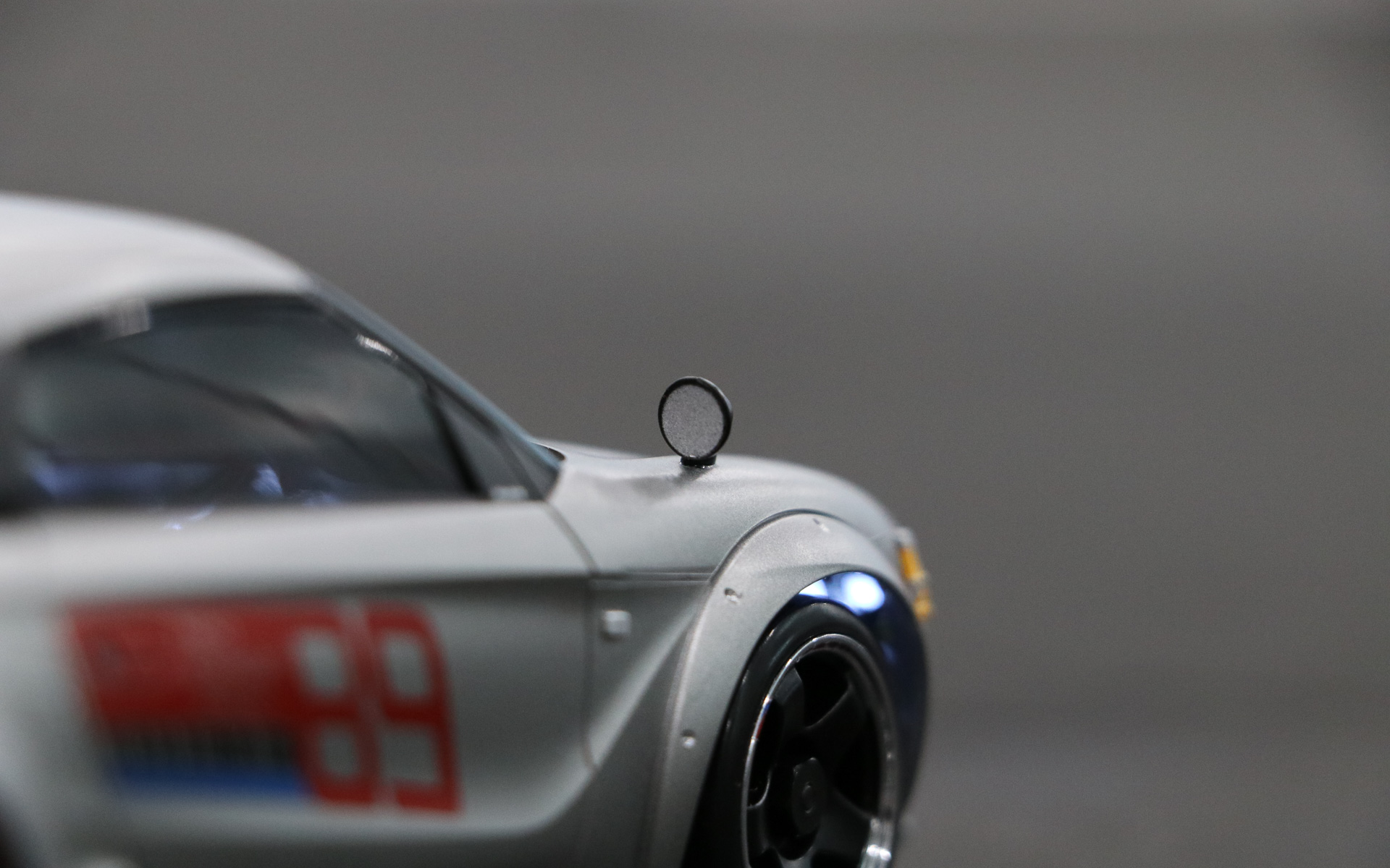 写真だとこれが1/27スケールの「手のひらサイズ」の小型RCカーとは思えない！