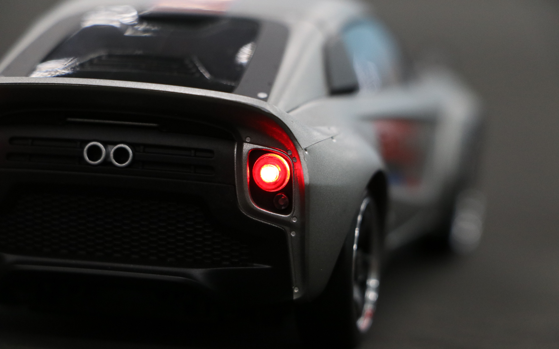 写真だとこれが1/27スケールの「手のひらサイズ」の小型RCカーとは思えない！