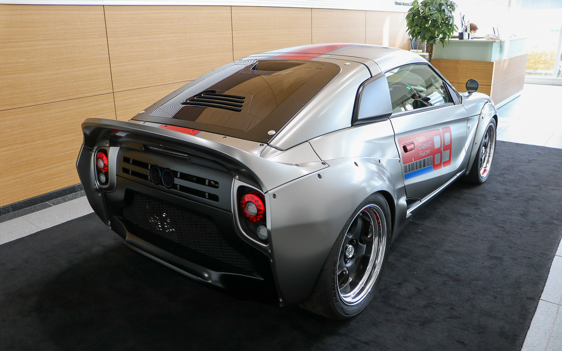 ホンダアクセスの本社に飾られているネオクラシックレーサーの実車