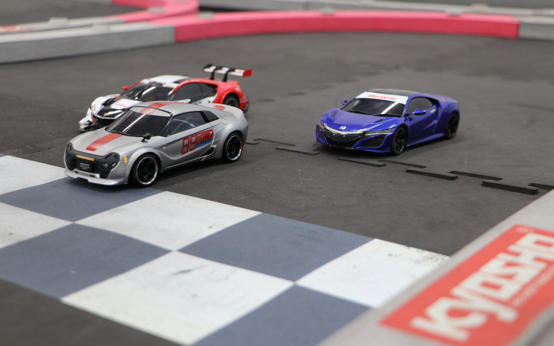 複数台で競り合うと楽しさ倍増！　あ、ネオクラシックレーサーは実走できなかったのでイメージ写真です