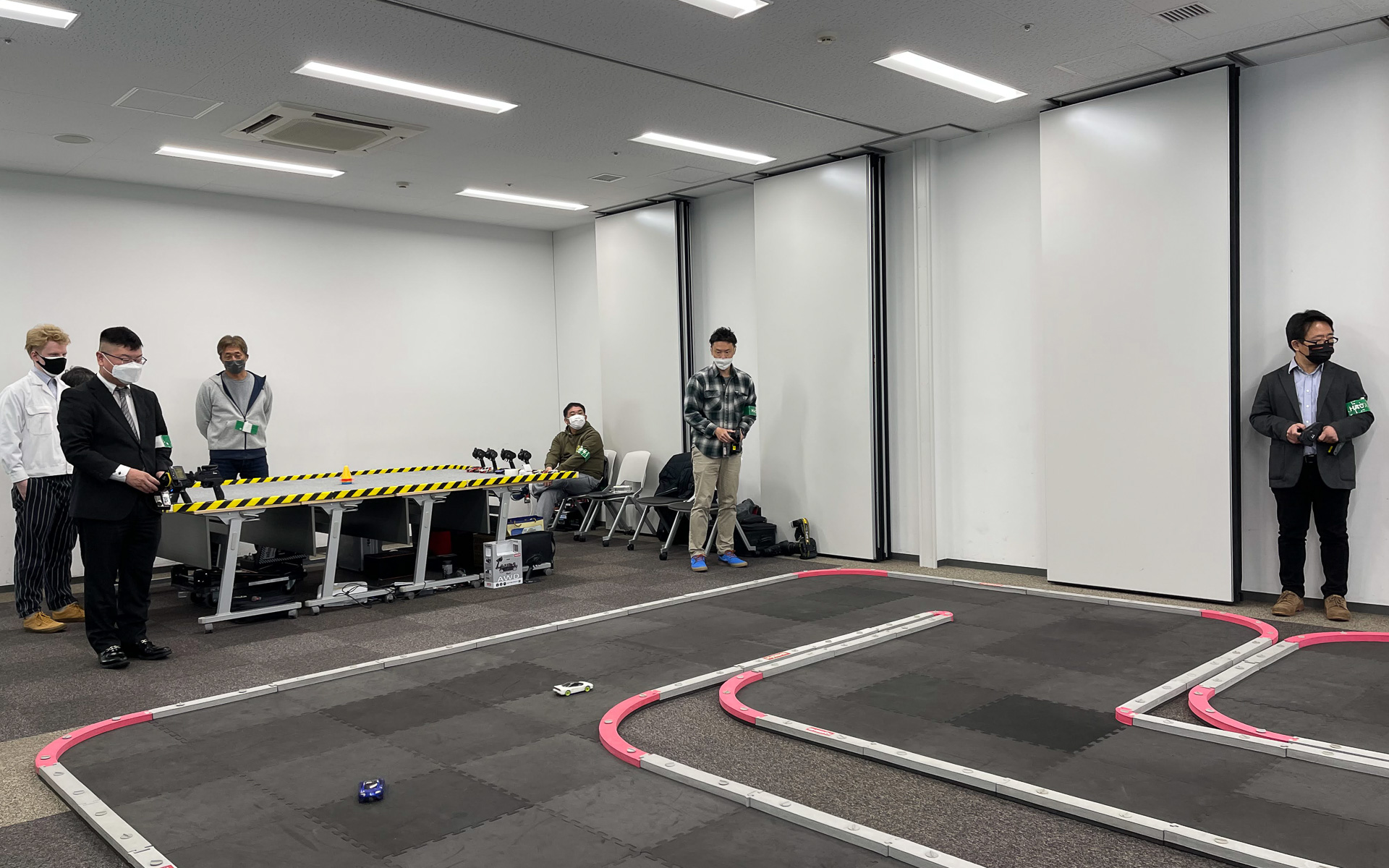 会議室ほどのスペースでも、マシンが小さいので複数台で走ることが可能！このスペースでレースができちゃうのもミニッツの魅力