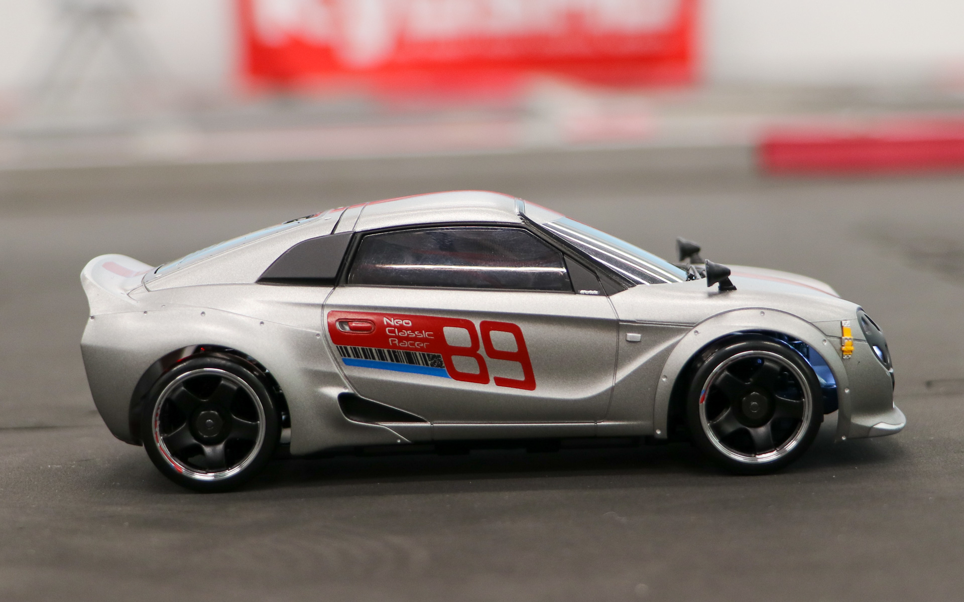 写真だとこれが1/27スケールの「手のひらサイズ」の小型RCカーとは思えない！