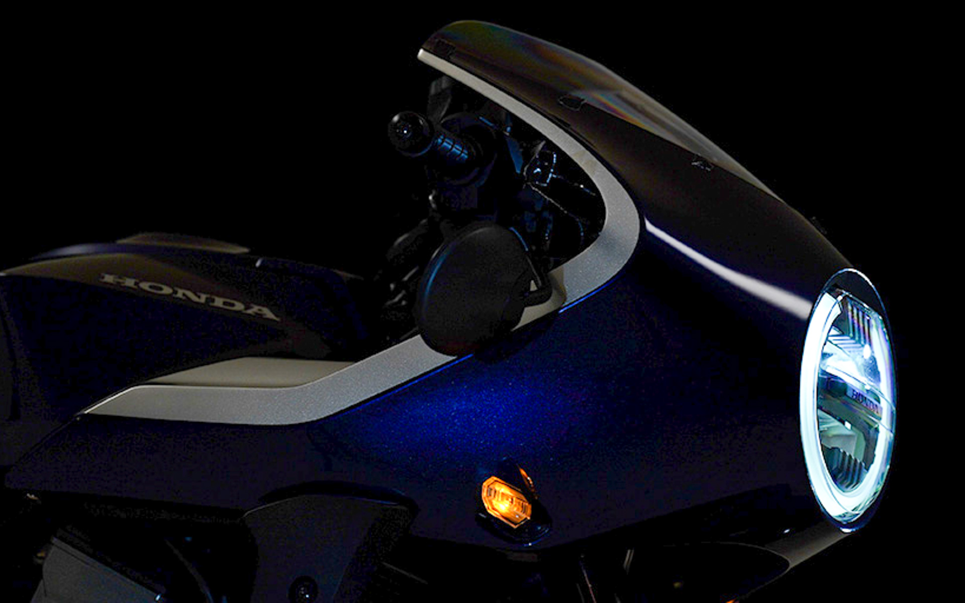 ホンダの新たな大型ロードスポーツモデル「HAWK 11」。経験豊かな日本のベテランライダーのバイクライフを、より充実したものにしていただくための提案として開発。軽快な走りをもたらす車体パッケージに流麗な一体成型のFRP製ロケットカウルを纏わせ、スペックのみにとらわれないモーターサイクルとしての味わい深さを表現。エンジンの鼓動と排気音を存分に感じながらワインディングなどでの操る楽しみを提供するという