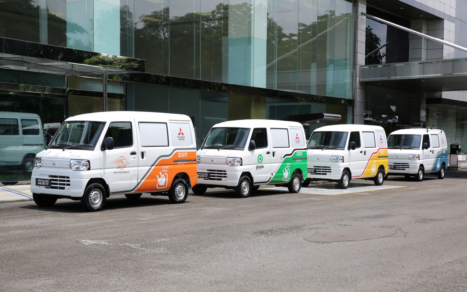 国営郵便会社ポス・インドネシア、送配電業および関連サービス業を行なっているハレヨラ・パワー、モビリティサービス大手のゴジェック、ドイツ物流大手の現地法人DHLサプライヤーチェーン・インドネシアの現地企業4社と軽商用EVの実証実験に関する覚書を締結