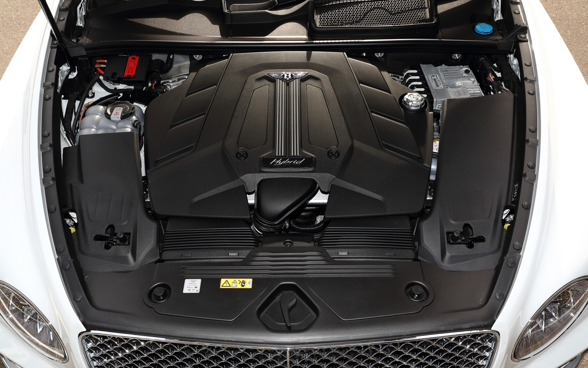 V型6気筒3.0リッターターボエンジンは最高出力340PS/5300-6400rpm、最大トルク450Nm/1340-5300rpmを発生。Eモーターは最高出力128PS、最大トルク350Nmとなり、システム全体で449PS/700Nmの出力を誇る。0-100km/h加速は5.5秒で、総航続距離は863kmを実現