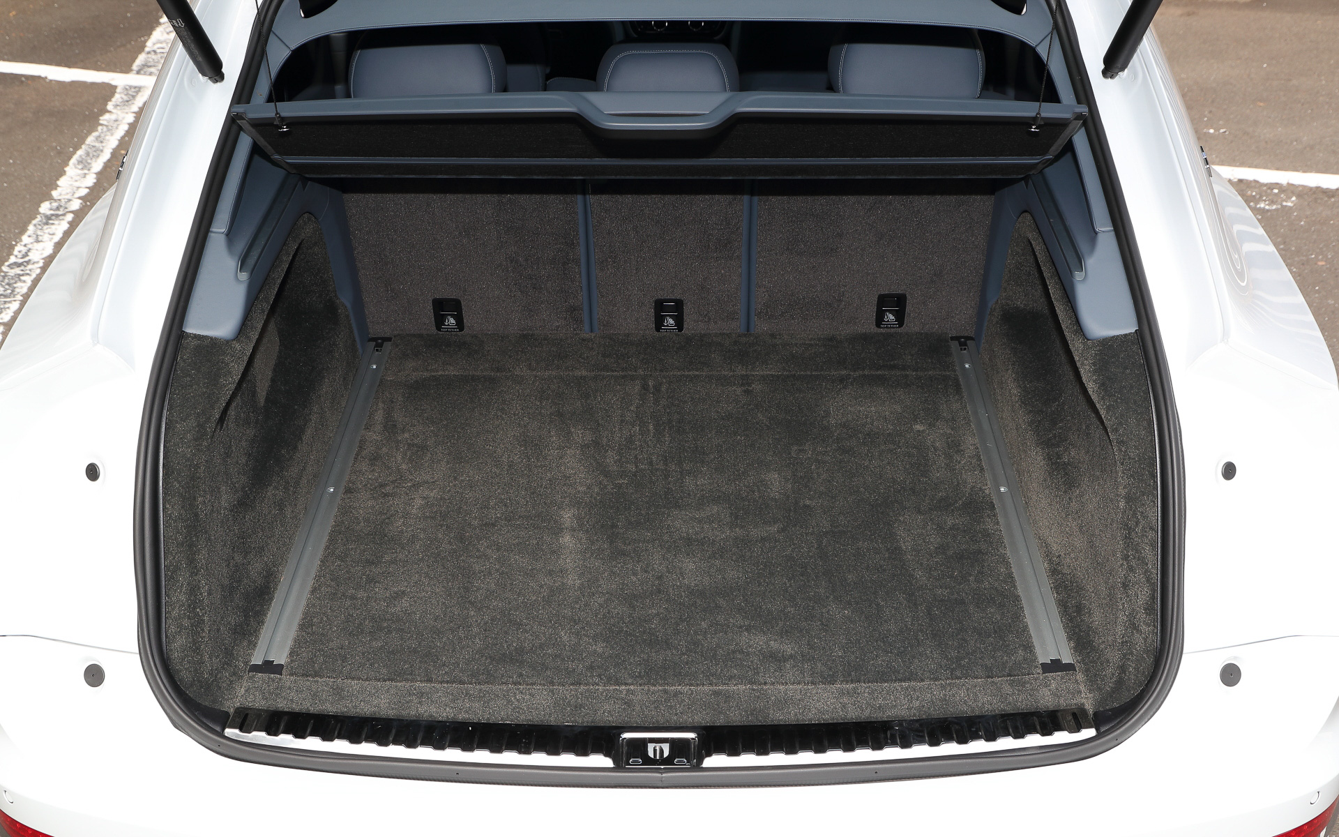 2020年6月に発表された新型ベンテイガでは、シートとトリムを完全新設計するなどしてリアの足まわりスペースを拡大。次世代インフォテインメントシステムは10.9インチスクリーンを搭載する超高解像度グラフィックスを採用するとともに、コネクティビティの向上も図られた。走行モードは「EVドライブモード」「ハイブリッドモード」「ホールドモード」の3種類を設定。ラゲッジスペース容量はV8モデルの484Lからわずかに少ない479Lとした