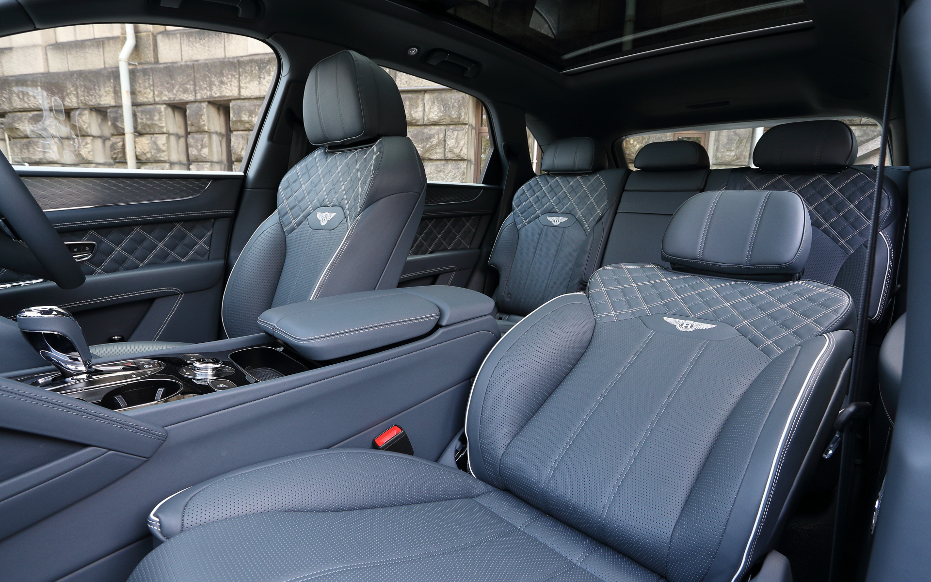 2020年6月に発表された新型ベンテイガでは、シートとトリムを完全新設計するなどしてリアの足まわりスペースを拡大。次世代インフォテインメントシステムは10.9インチスクリーンを搭載する超高解像度グラフィックスを採用するとともに、コネクティビティの向上も図られた。走行モードは「EVドライブモード」「ハイブリッドモード」「ホールドモード」の3種類を設定。ラゲッジスペース容量はV8モデルの484Lからわずかに少ない479Lとした