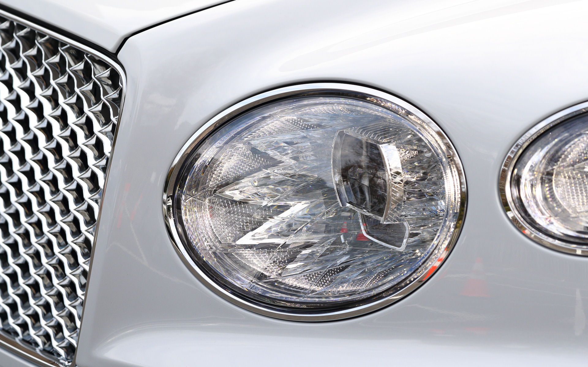 V8モデルとハイブリッドの外観上での違いはほぼなく、ハイブリッドでは手書き風の「Hybrid」バッヂをフロントドアに2つ配置し、車両左側に充電リッドが用意される