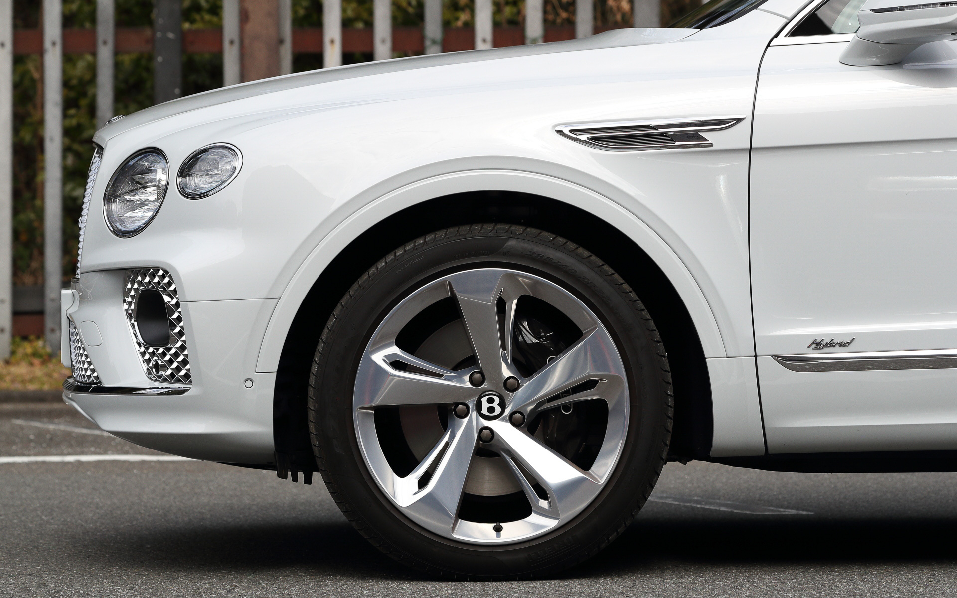 V8モデルとハイブリッドの外観上での違いはほぼなく、ハイブリッドでは手書き風の「Hybrid」バッヂをフロントドアに2つ配置し、車両左側に充電リッドが用意される