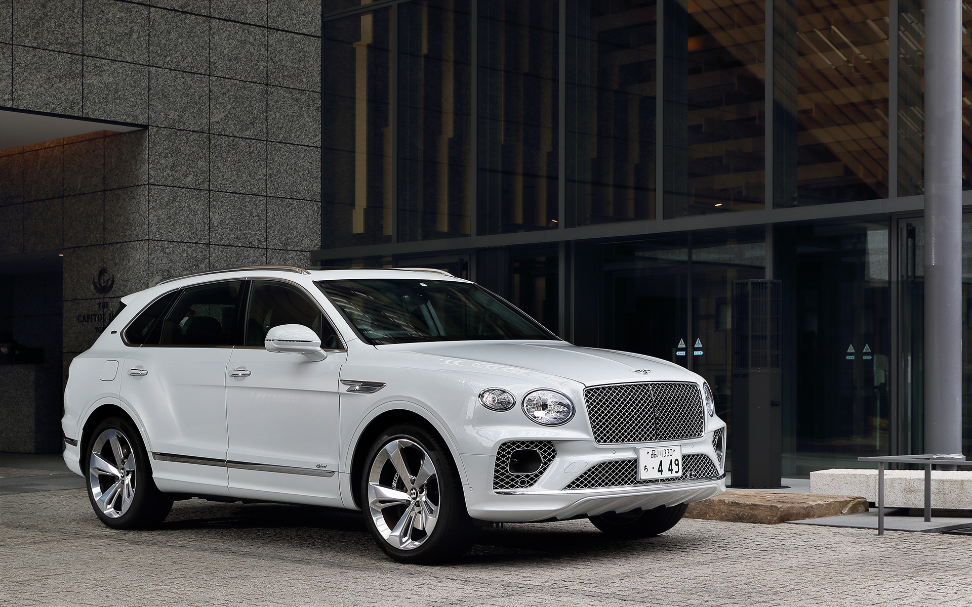 今回試乗したのはラグジュアリーSUV「ベンテイガ」のPHEV（プラグインハイブリッド）モデル「ベンテイガ ハイブリッド」（2280万円）。V8モデルの「ベンテイガ」、W12モデルの「ベンテイガ スピード」に続く3番目のモデルとなる。ボディサイズは5125×1995×1740mm（全長×全幅×全高）、ホイールベースは2995mm