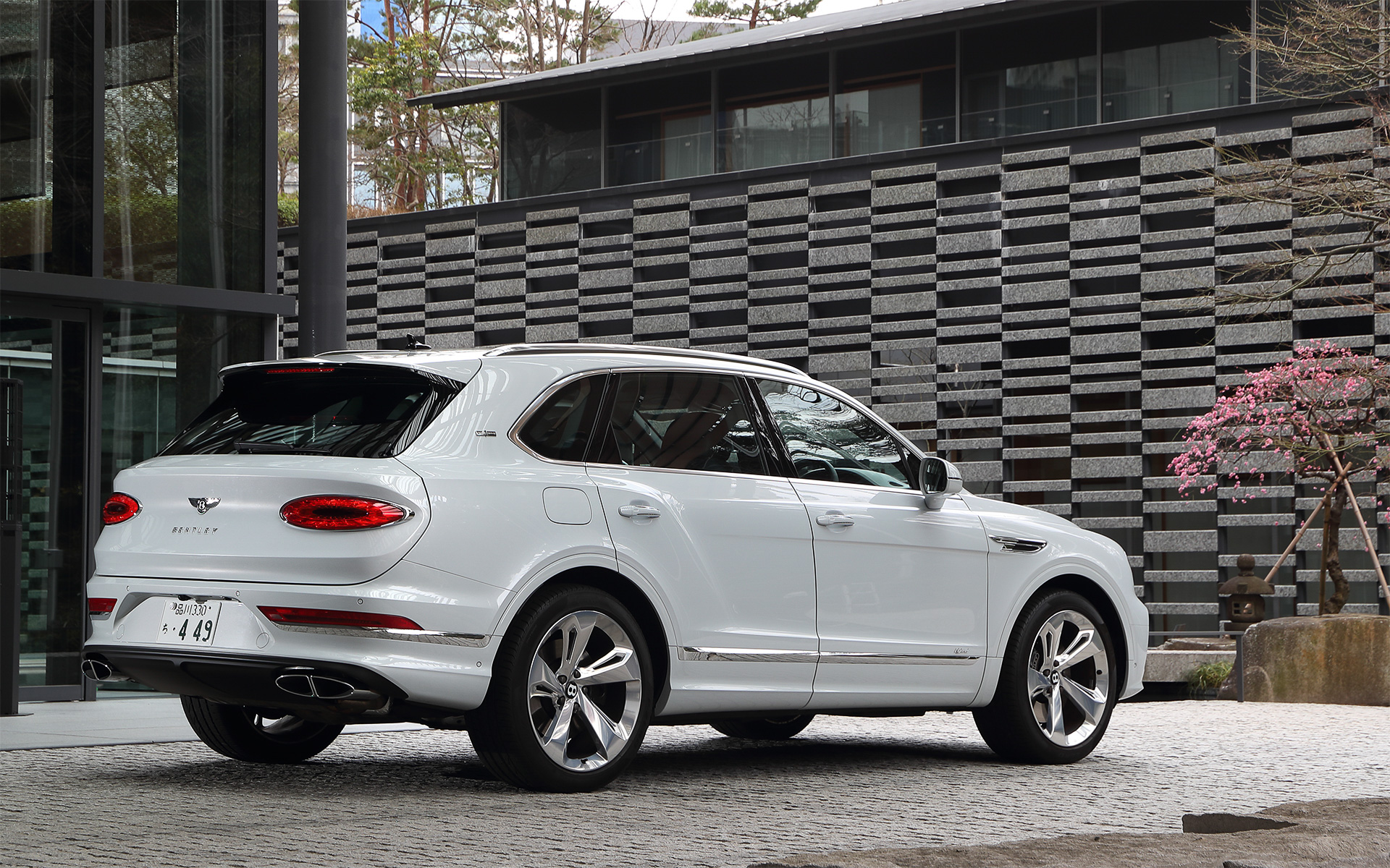 今回試乗したのはラグジュアリーSUV「ベンテイガ」のPHEV（プラグインハイブリッド）モデル「ベンテイガ ハイブリッド」（2280万円）。V8モデルの「ベンテイガ」、W12モデルの「ベンテイガ スピード」に続く3番目のモデルとなる。ボディサイズは5125×1995×1740mm（全長×全幅×全高）、ホイールベースは2995mm