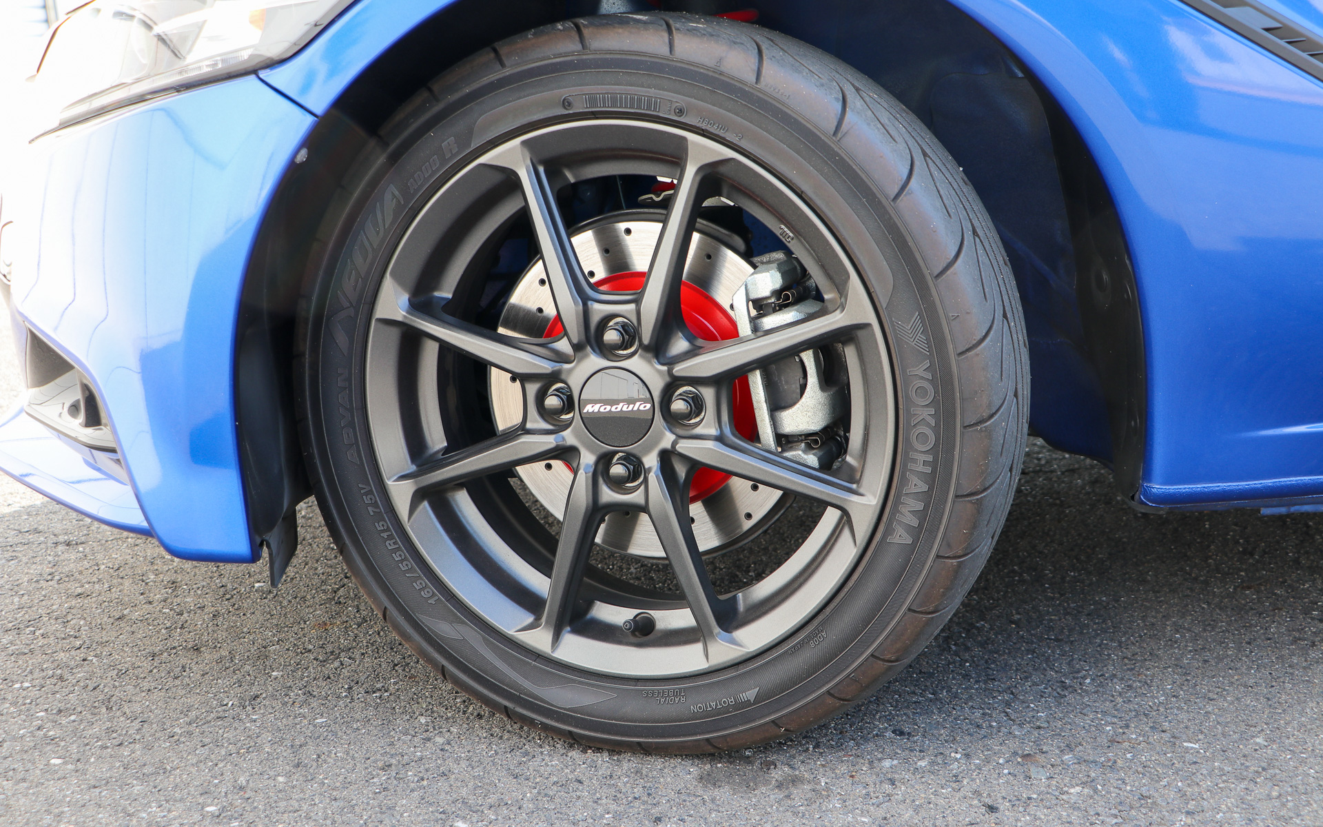 アルミホイール「MR-R01」はフロント15×5J（＋45mm）/リア16×6.5J（＋50mm）。カラーはブラックスパッタリング仕上げ、ステルスブラック塗装、プラウドシルバー塗装を設定