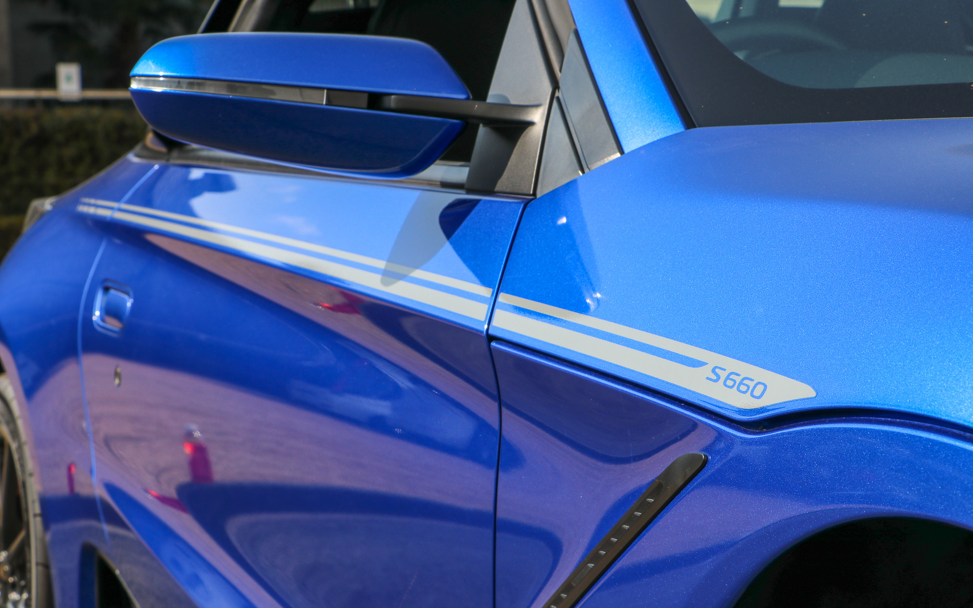 ボディサイドデカール。ほかにボンネットとトランクに貼るデカールもあり