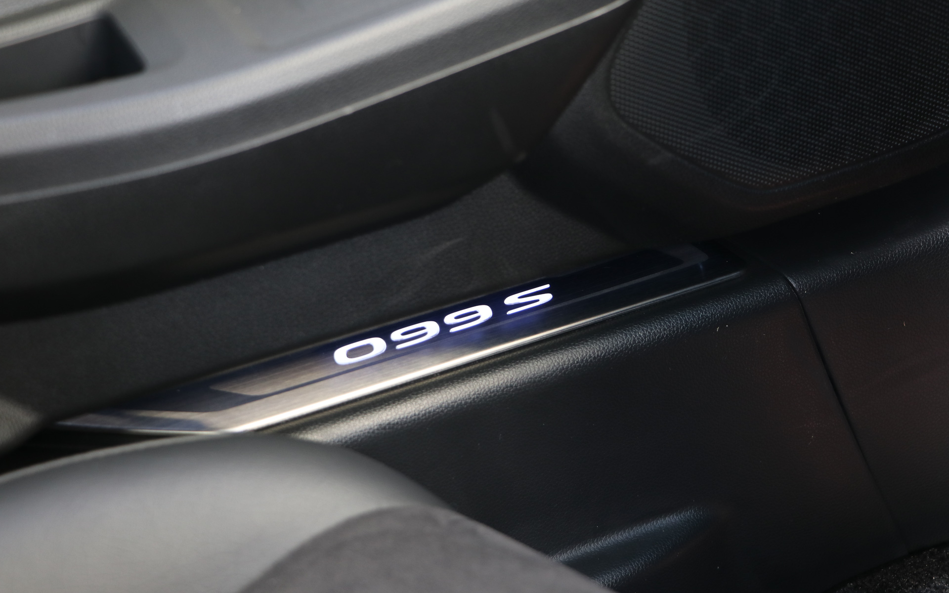 ドアを閉じた状態でも車内から光っているのが見えることで人気があるという