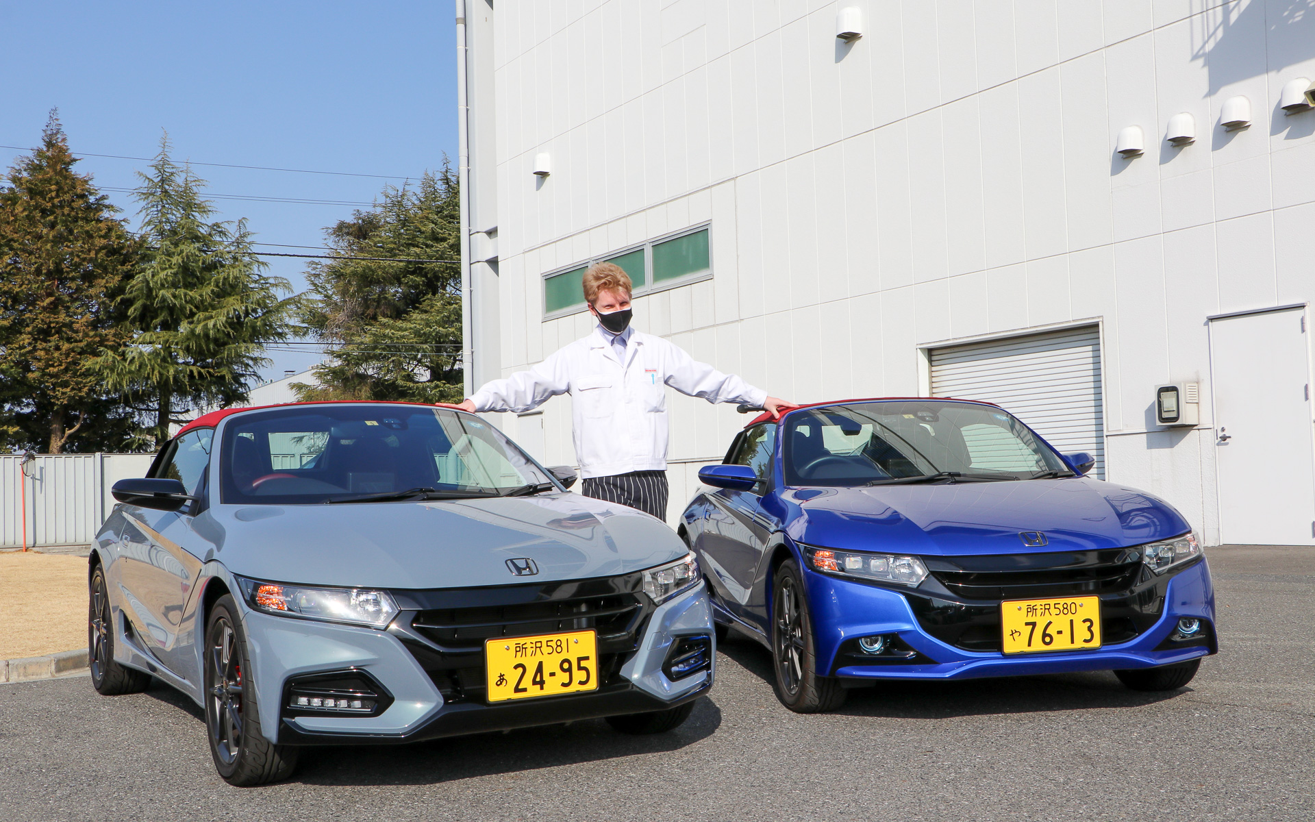 左はコンプリートモデル「S660 Modulo X（後期型）」、右は「S660」純正アクセサリー装着車両。真ん中はホンダアクセス広報のラッチ氏