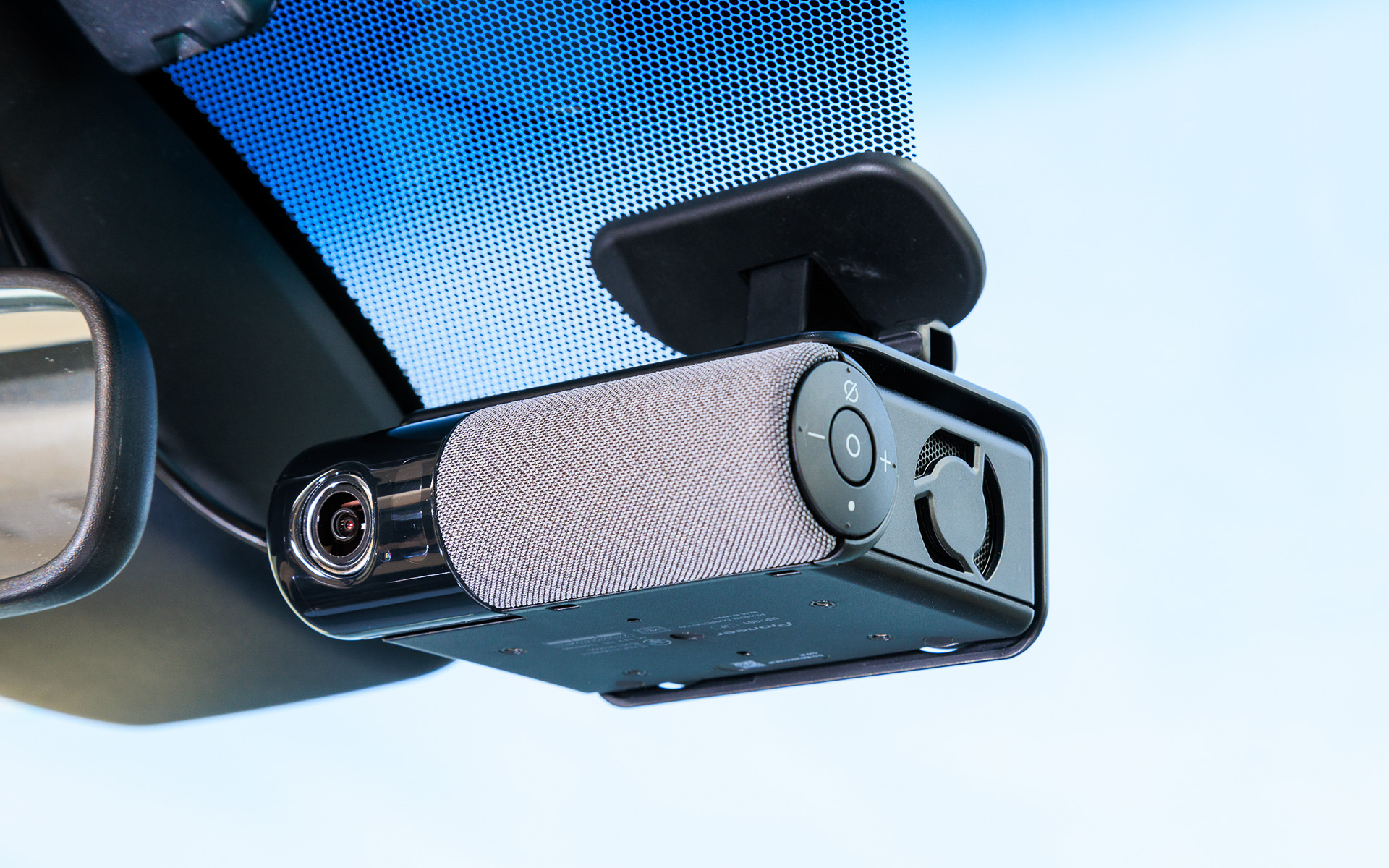 パイオニア「NP1」は通信の常時接続により、常に最新の地図や機能で音声によるルート案内や情報提供を可能にしたコネクテッドデバイス。Cerenceの自然対話型音声認識エンジンを採用し、ドライビングパーソナル音声AIと組み合わせることでクルマに最適化した音声コミュニケーションを実現。さらにクラウドドライブレコーダー機能、Wi-Fiスポット機能など多彩な機能を有する。本体サイズは118×36×93mm（幅×高さ×奥行き）で、前後一体型2カメラとマイク・スピーカーシステムを搭載