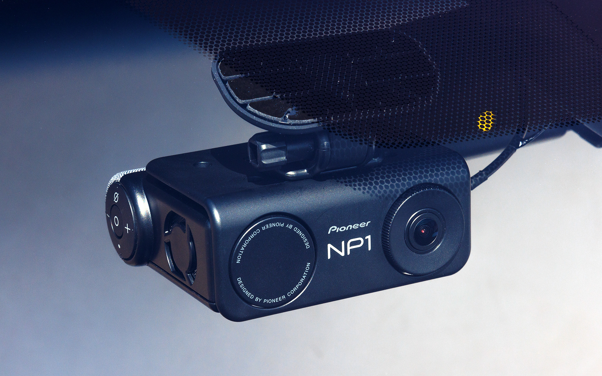 パイオニア「NP1」は通信の常時接続により、常に最新の地図や機能で音声によるルート案内や情報提供を可能にしたコネクテッドデバイス。Cerenceの自然対話型音声認識エンジンを採用し、ドライビングパーソナル音声AIと組み合わせることでクルマに最適化した音声コミュニケーションを実現。さらにクラウドドライブレコーダー機能、Wi-Fiスポット機能など多彩な機能を有する。本体サイズは118×36×93mm（幅×高さ×奥行き）で、前後一体型2カメラとマイク・スピーカーシステムを搭載