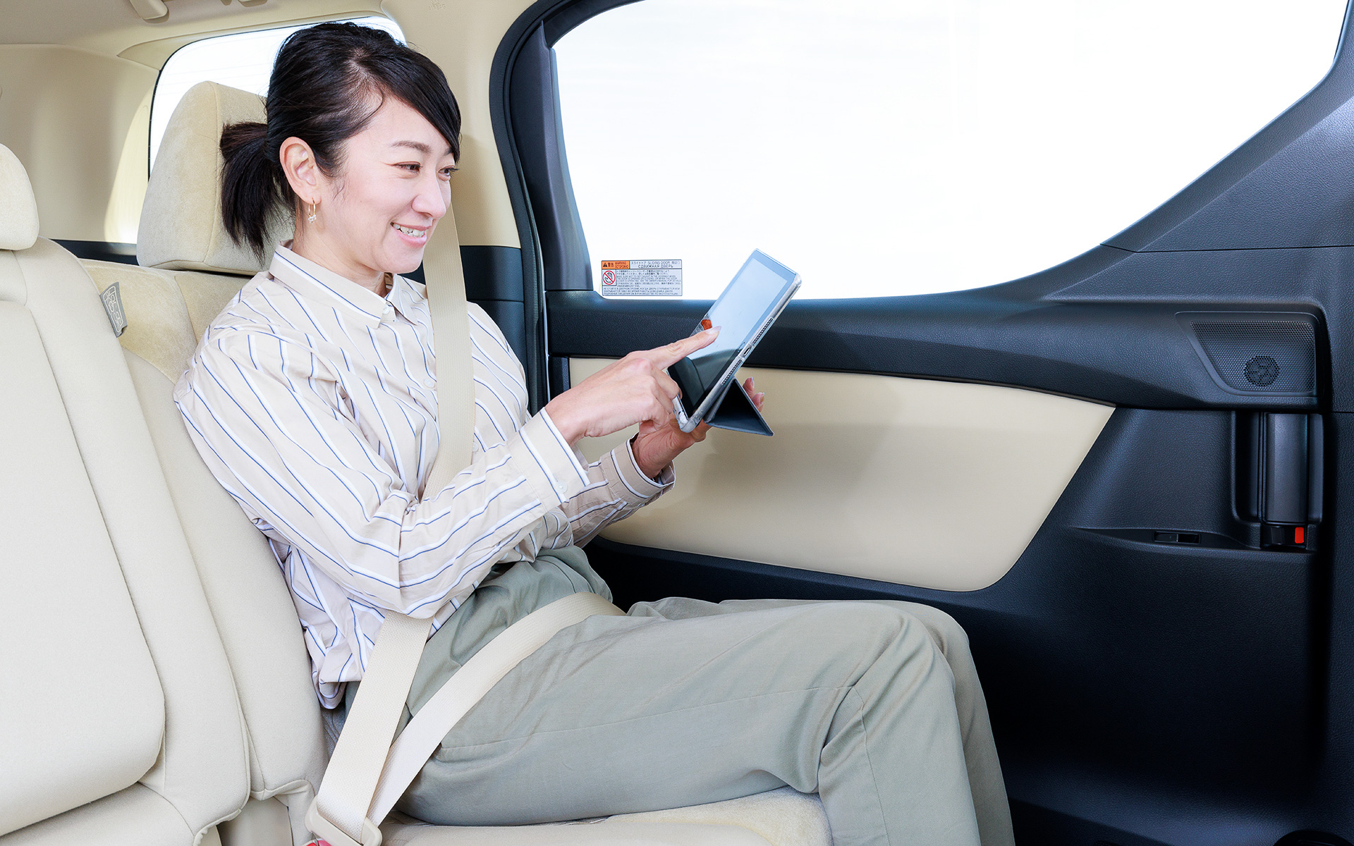 LTEデータ通信を定額で制限なく利用できるインターネット接続サービス「docomo in Car Connect」を契約すれば、車内がエンタメ空間にもオフィスにもなる。こちらもぜひ活用したいサービスだ