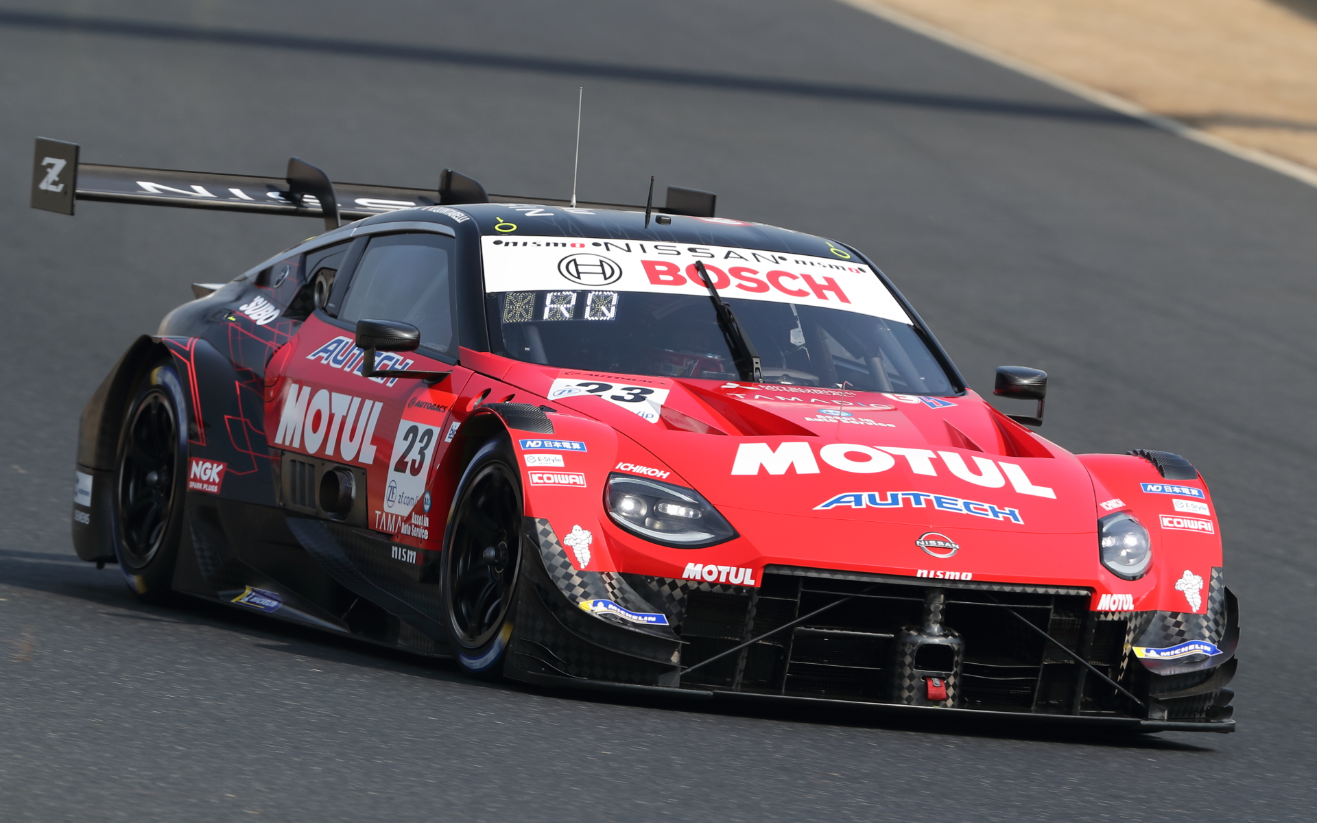 新型となったNissan Z GT500は4台がエントリーしている。エースナンバーの23号車は「MOTUL AUTECH Z」になる