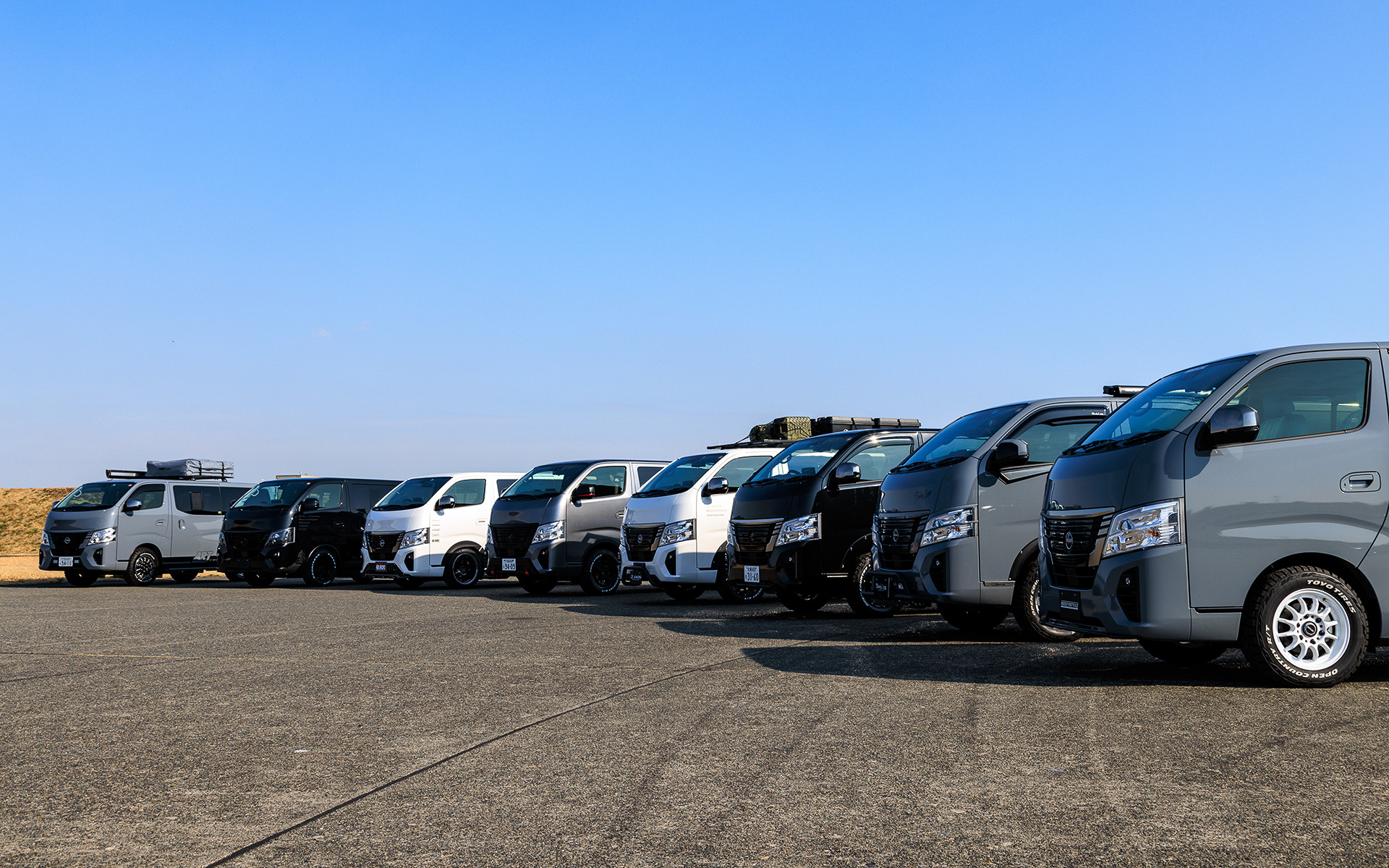 日産のキャラバンに車中泊やアウトドアで遊べるカスタマイズをたっぷり施した、有名カスタムショップのデモカー8台をまとめてチェックしてみた