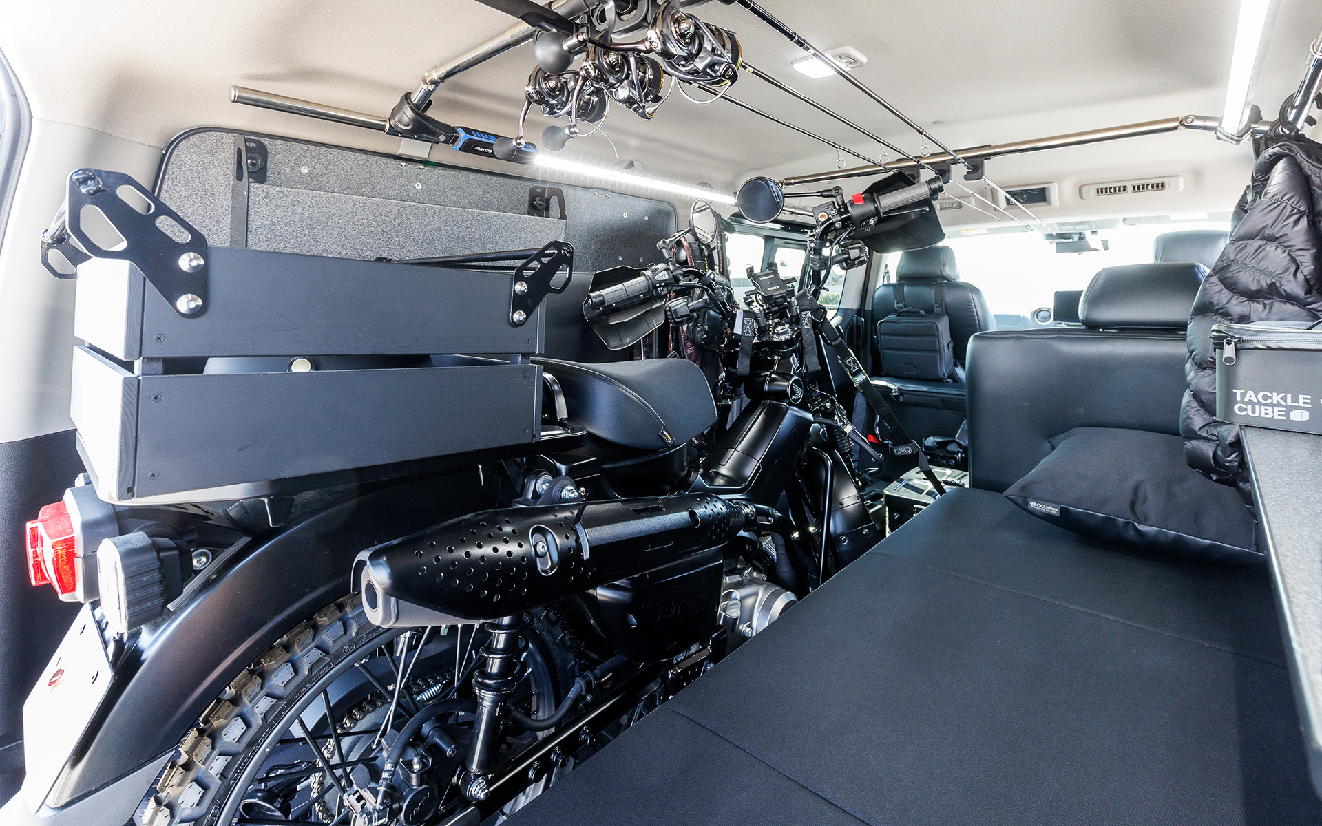 釣りの際のポイント移動に重宝する原付バイクを搭載