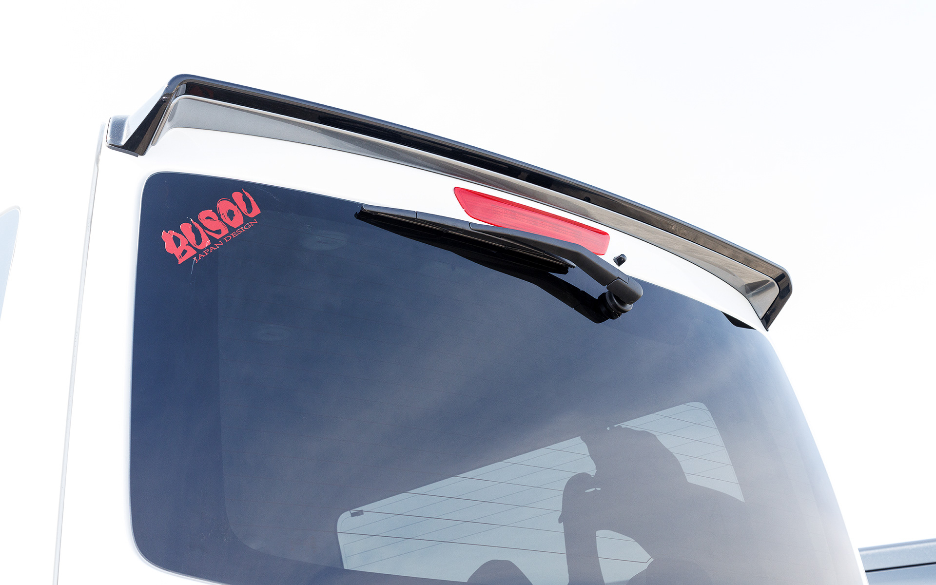 しっかりとした剛性のリアウイング