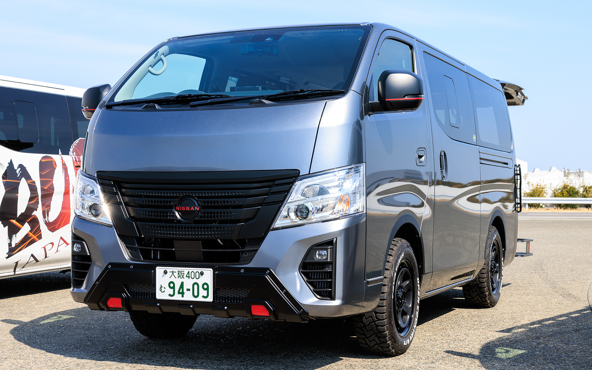 赤い挿し色の入るバンパーガード