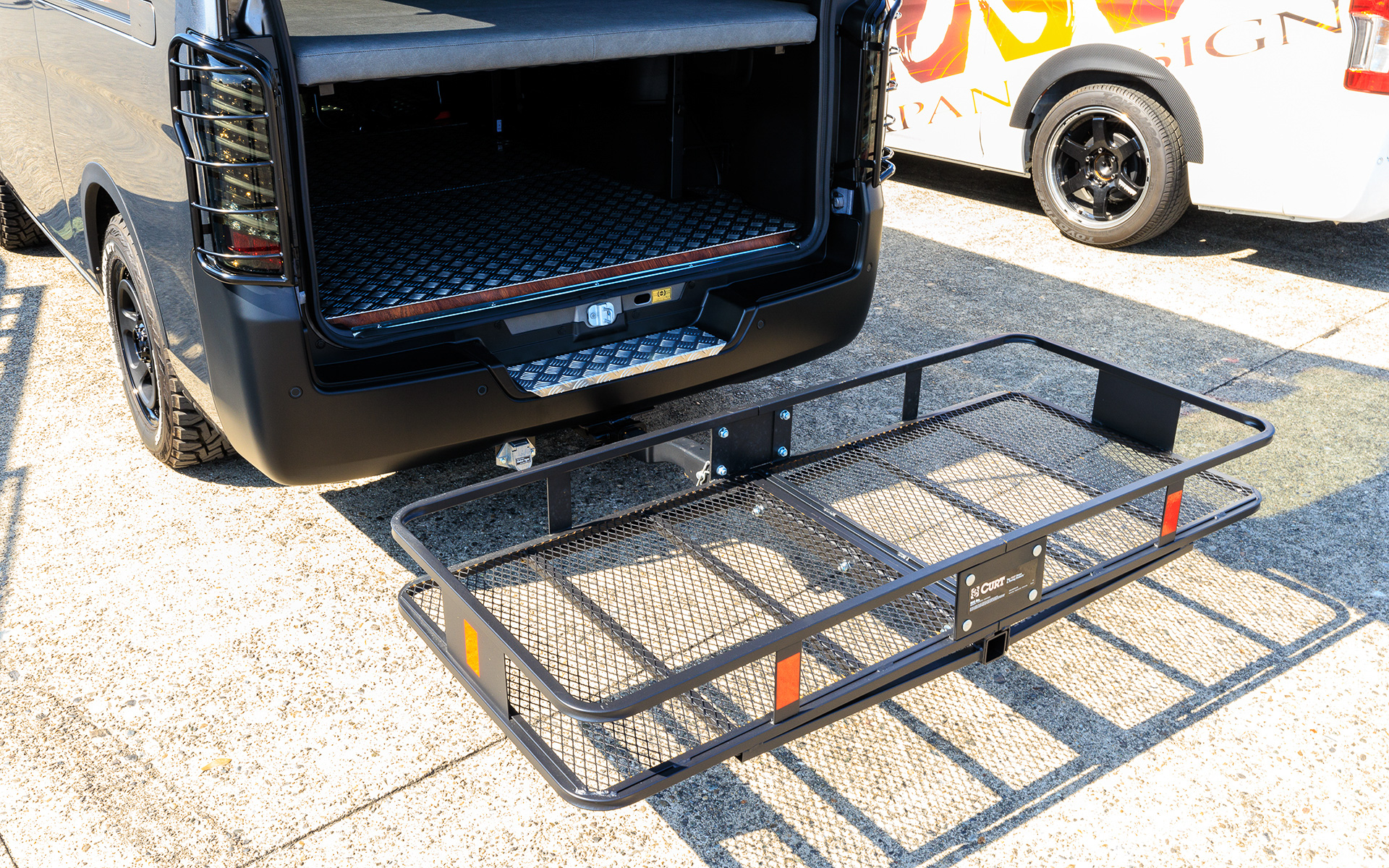 リアの荷台は使わないときは折り畳める設計