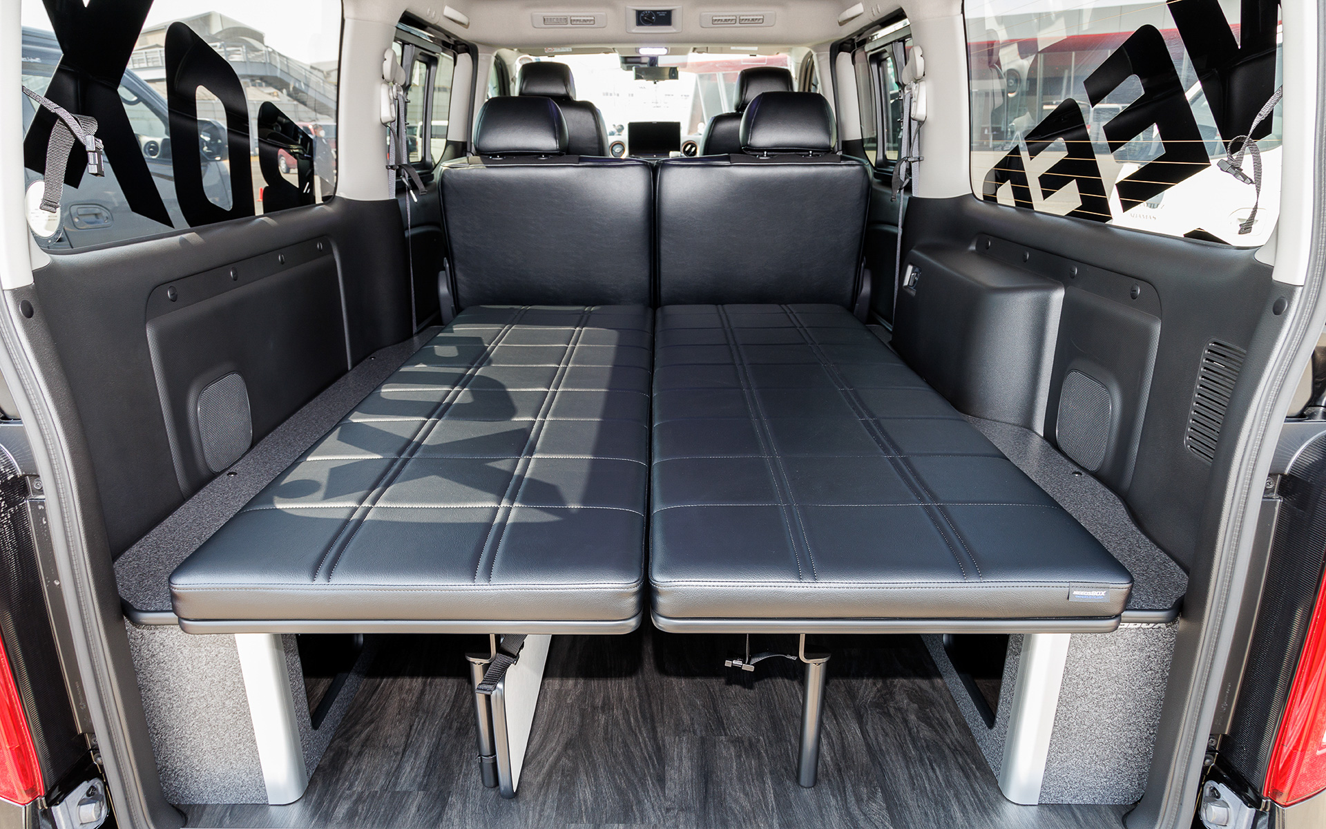 オリジナルのベッドキットは、跳ね上げ面にワンタッチでカウンターテーブルを装着できる設計になっている