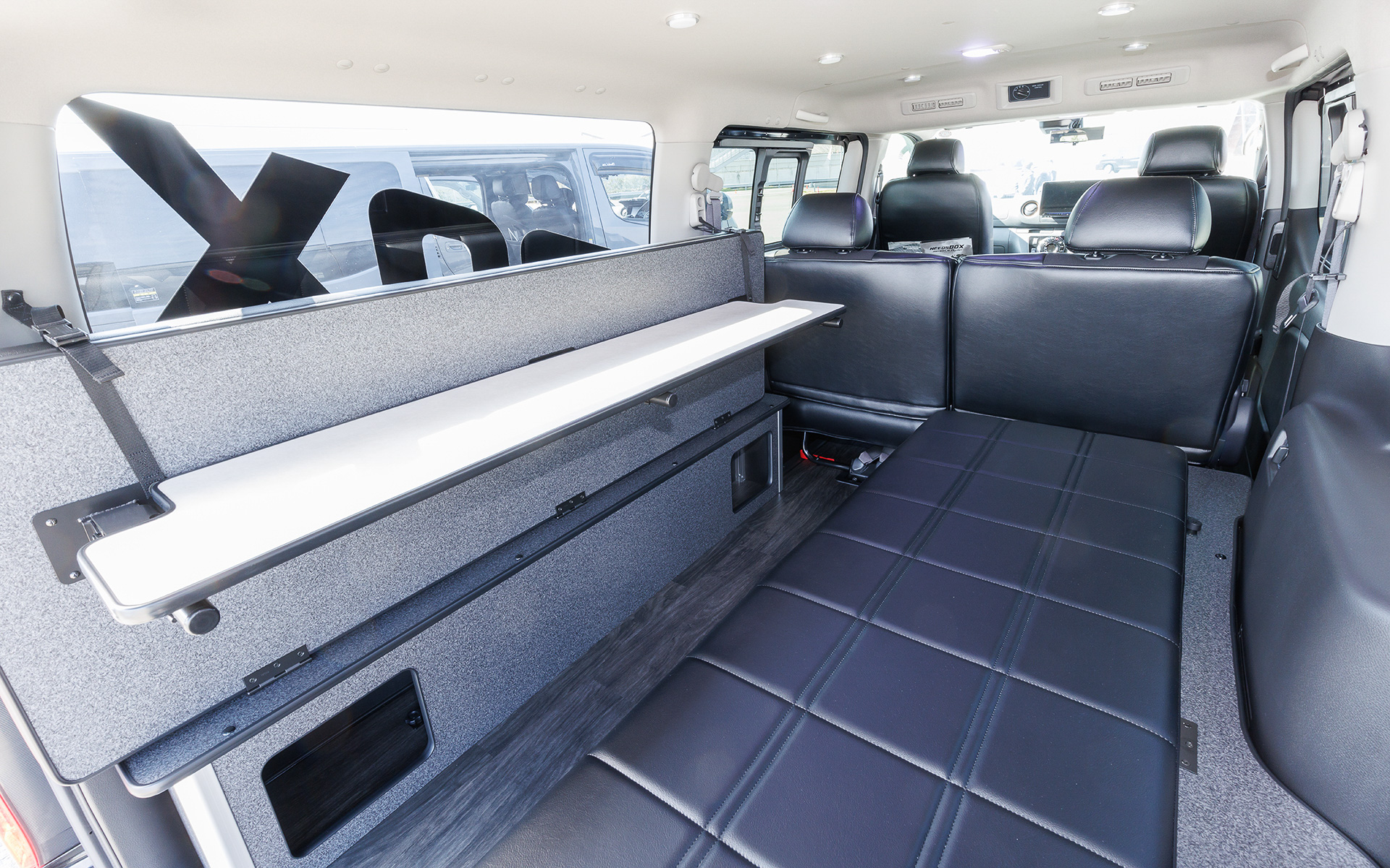 オリジナルのベッドキットは、跳ね上げ面にワンタッチでカウンターテーブルを装着できる設計になっている