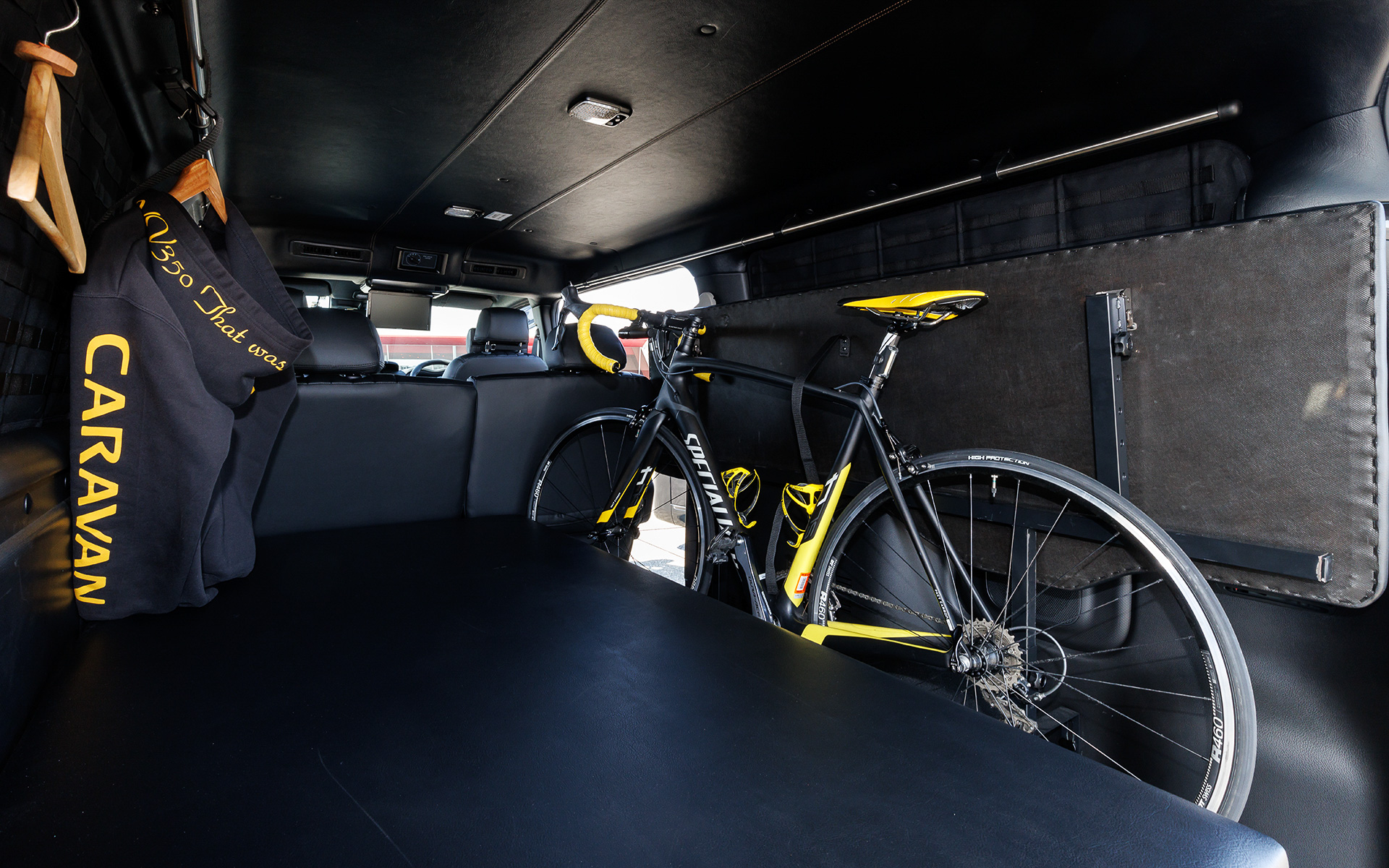 片側を起こして自転車を積むことも可能