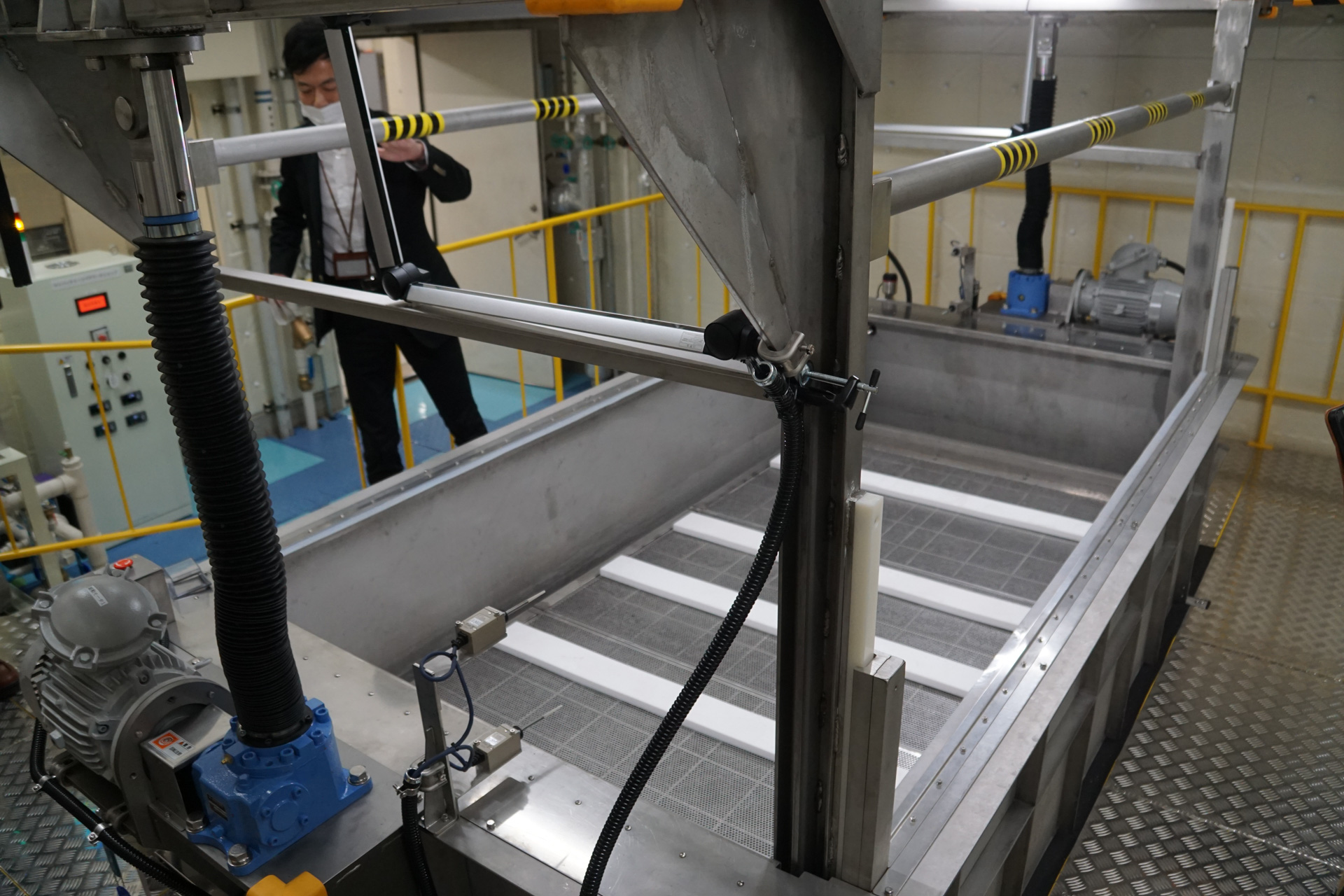 車両に搭載して走行試験を実施したバッテリの状態を確認する「バッテリ分解室」。緊急時はバッテリを冷却するため作業台が下がって水の中に沈むようになっている