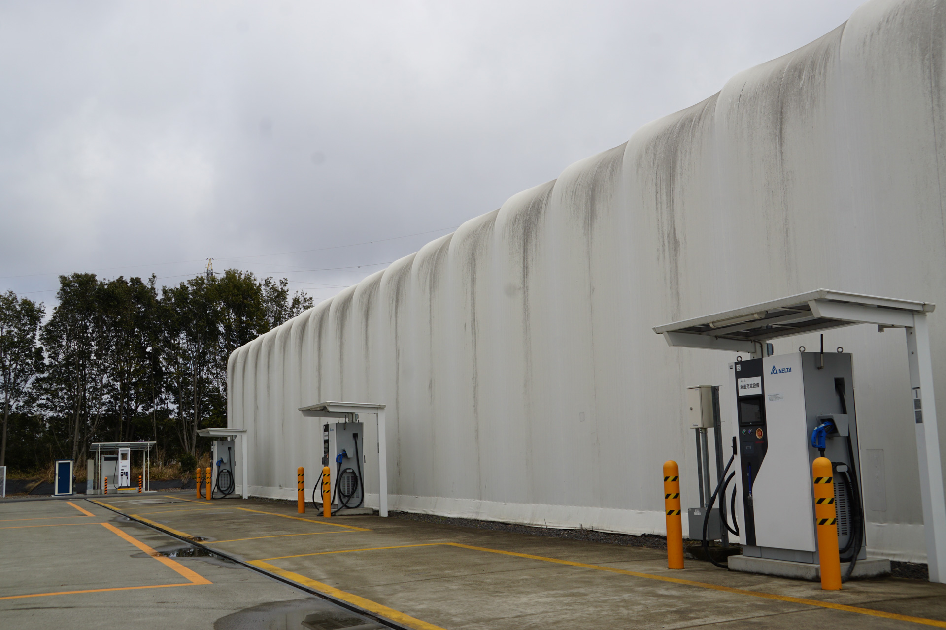 急速充電器が複数台設置された