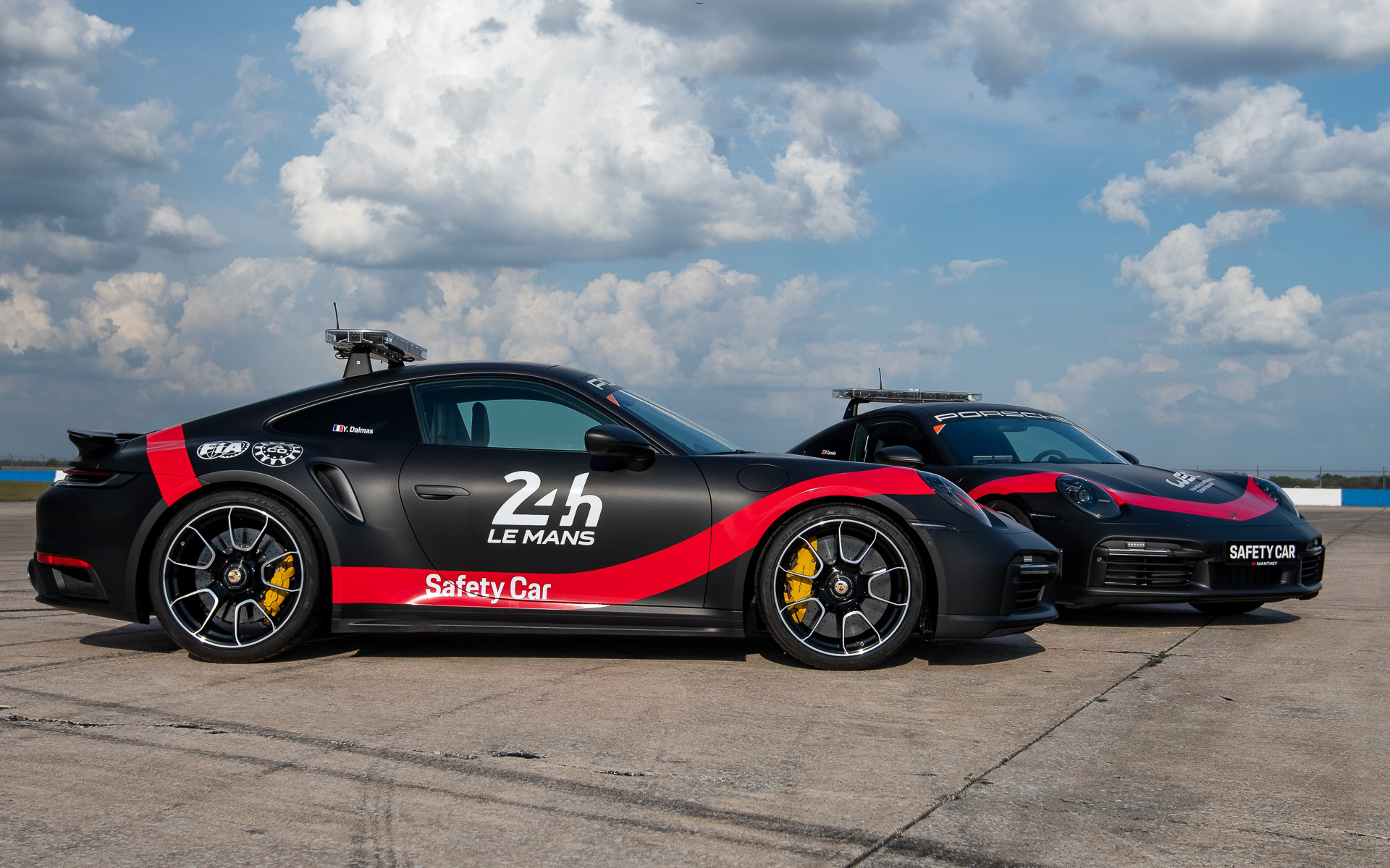 通常のレースでは1台のみの稼働だが、ル・マン24時間だけは1万3623kmという長いレースのため、2台のセーフティカーが同時に出動できる特別ルールが適用されているという