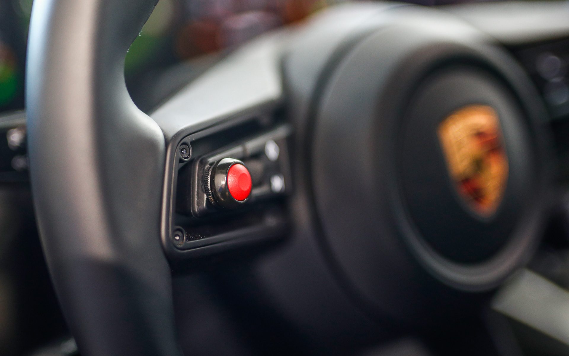 ステアリングの拡声器使用ボタン