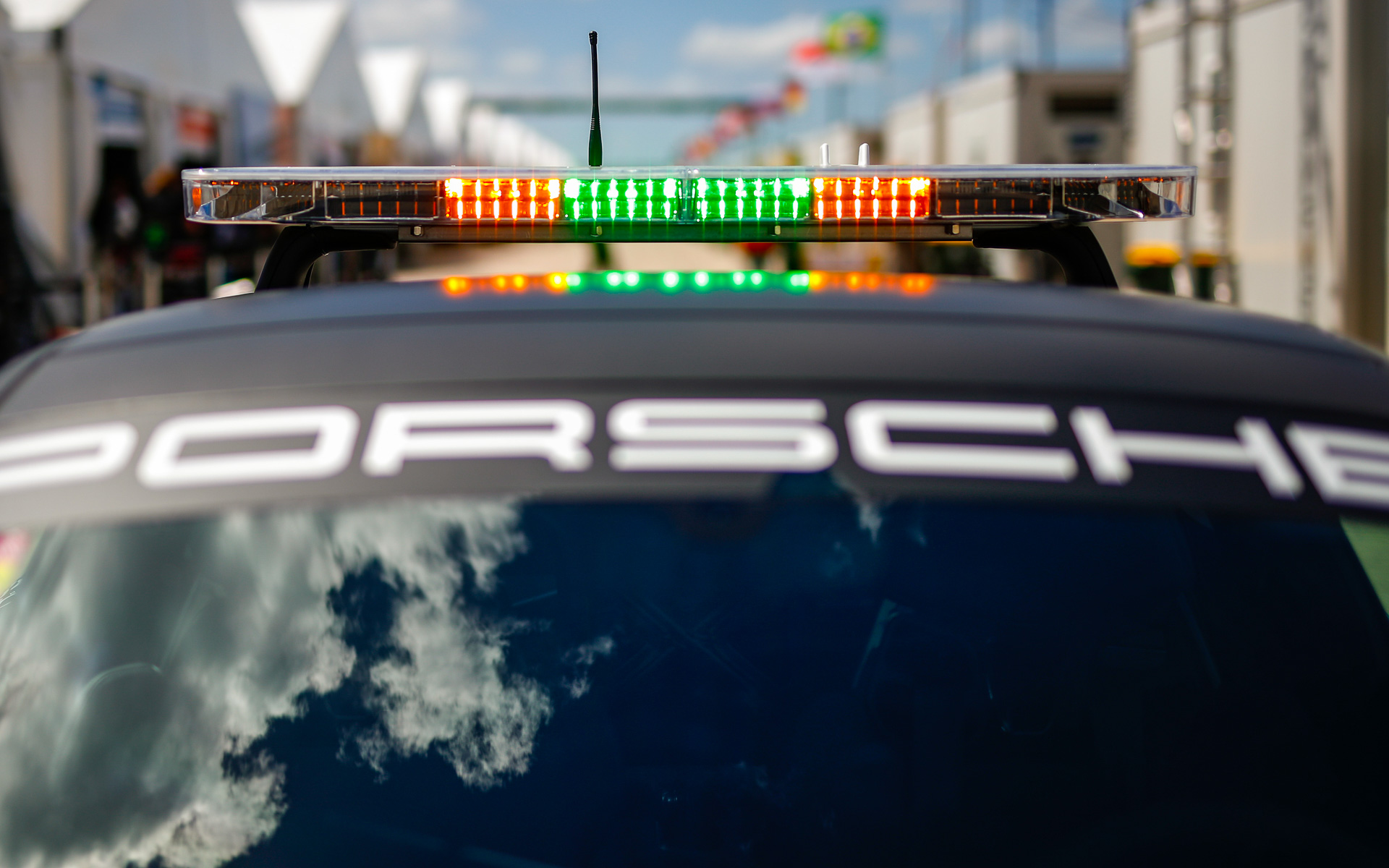 ルーフの大型LED灯