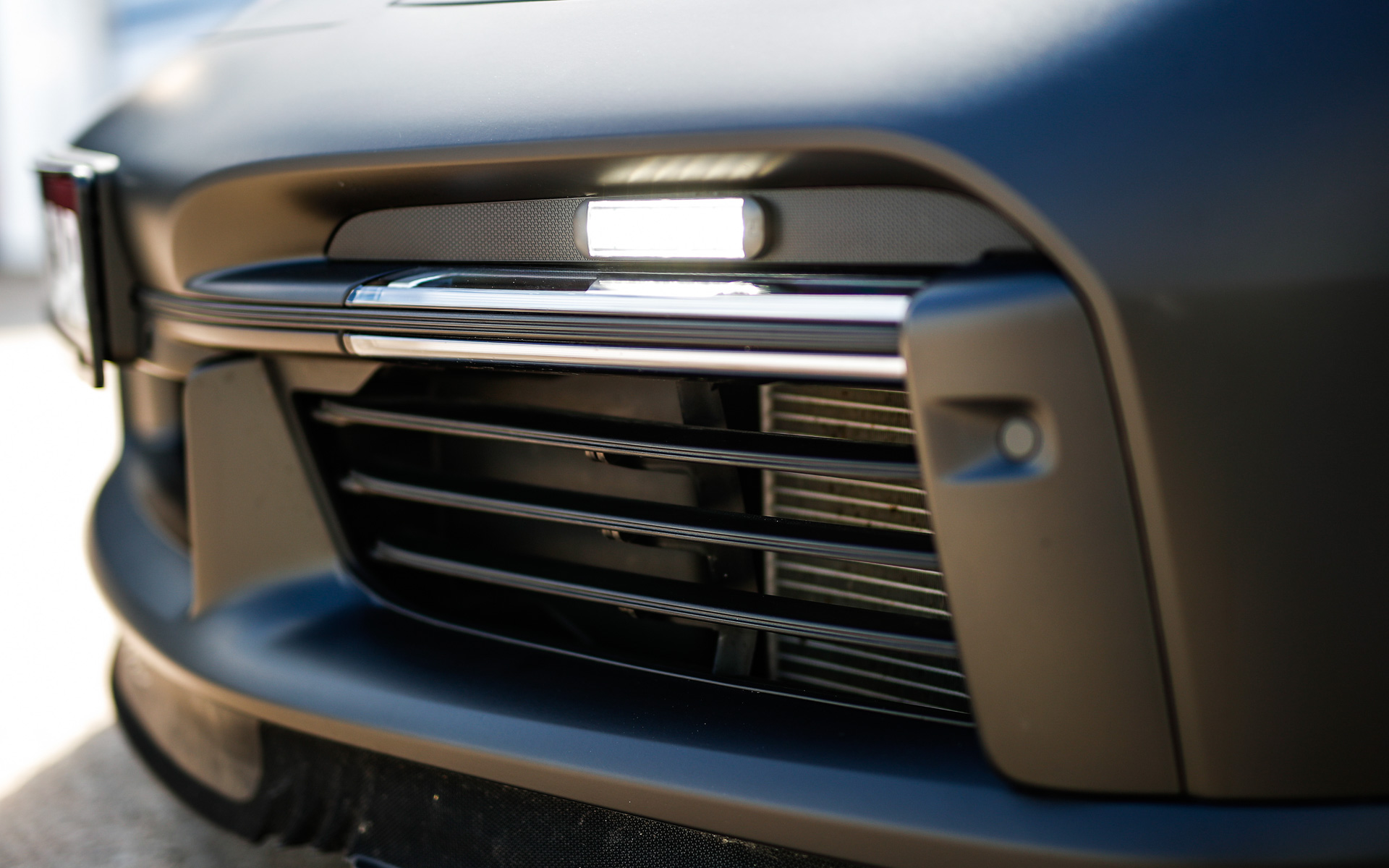 前後にフラッシュライトを完備