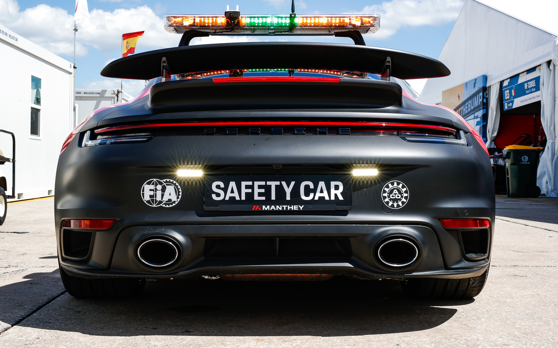 黒と赤のカラーリングが施された2台の新型セーフティカーは、2022年シーズンのWEC全戦に出走する予定という