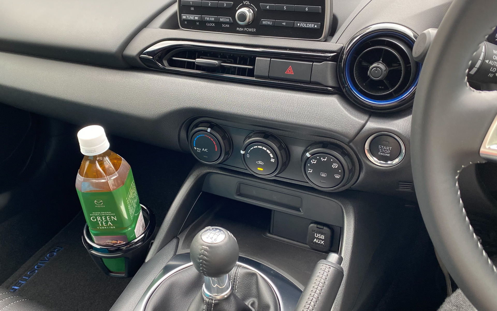 そもそも初代ロードスターにはカップホルダーがないので、自分でセンターコンソールなどに後付けして使っているのですが、現行ロードスターにはカップホルダーがあって、990Sのカップホルダーは助手席側に1個装着されていました。素材にこだわり、軽量化と剛性感のギリギリのバランスをとった製品に仕上げてあるんだそう。この位置に取り付けたのも、シフト操作の邪魔にならないようにという配慮とのことで、さすが運転を楽しむために作られた1台ですよね。ちなみにRSグレードのカップホルダーは、センターコンソールの後方に2個並んでいますので、そんなところでもキャラクターの違いが感じられます