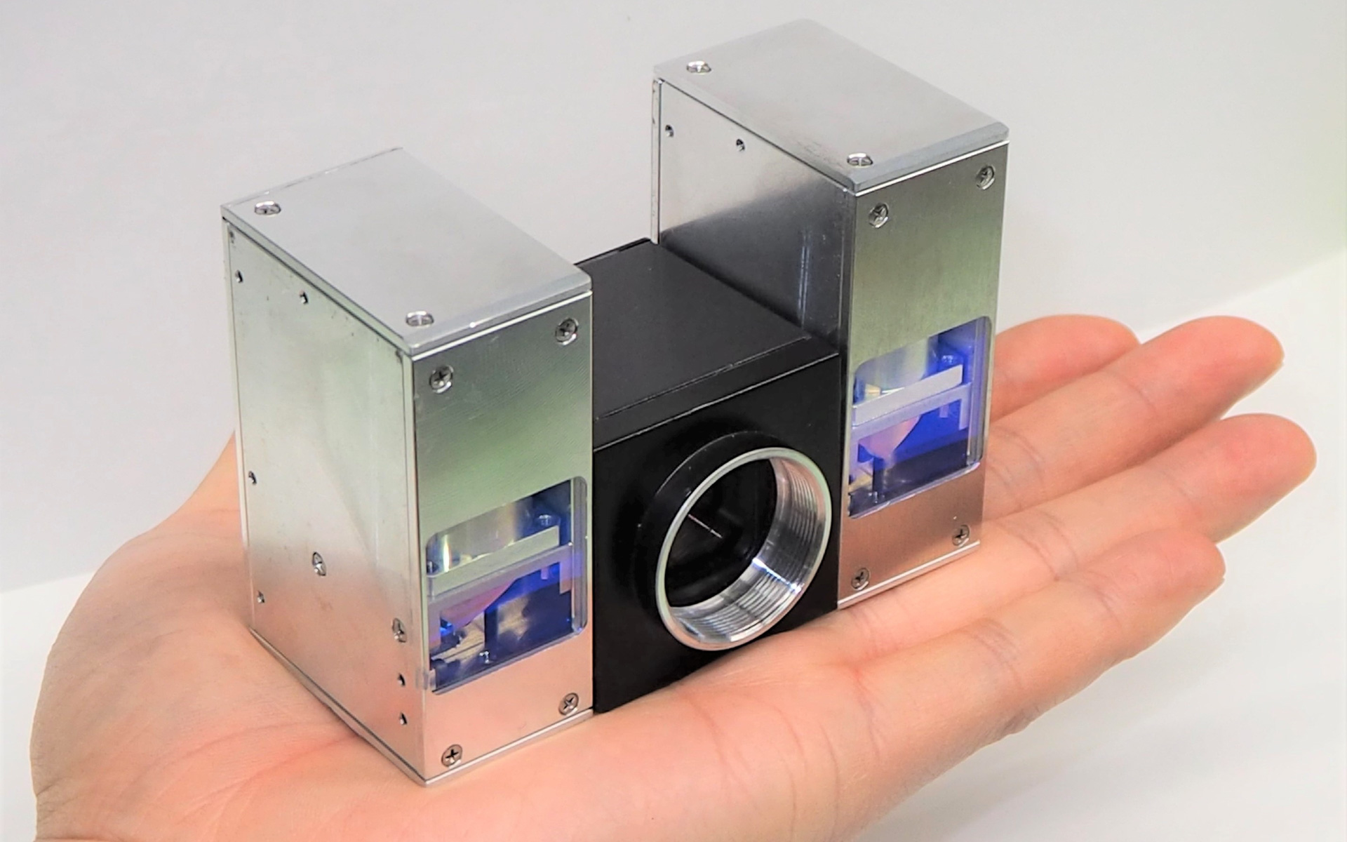 東芝が開発した手のひらサイズのLiDAR（投光器2台タイプ）、今後はモビリティの自動運転やインフラ監視などへの適用が期待される