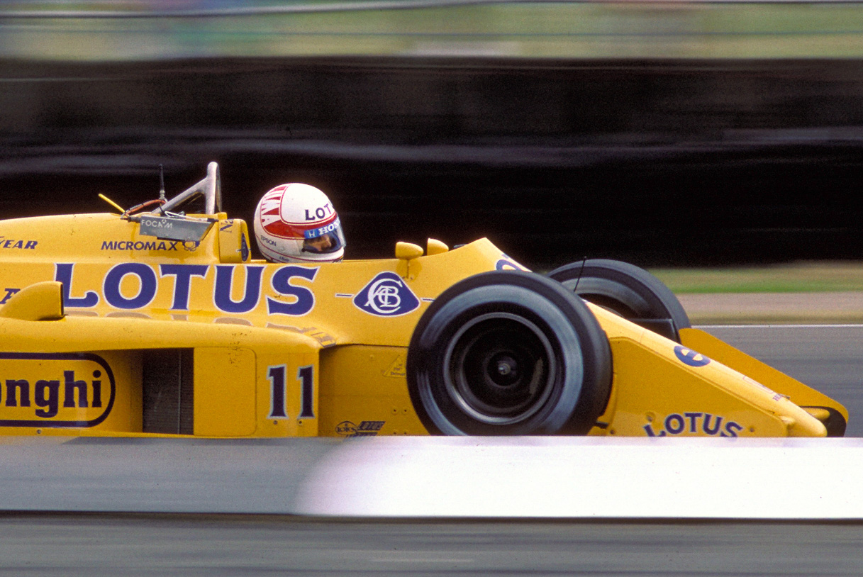 中嶋悟氏のマシンにだけヘッドレストの脇に車載カメラが付けられました