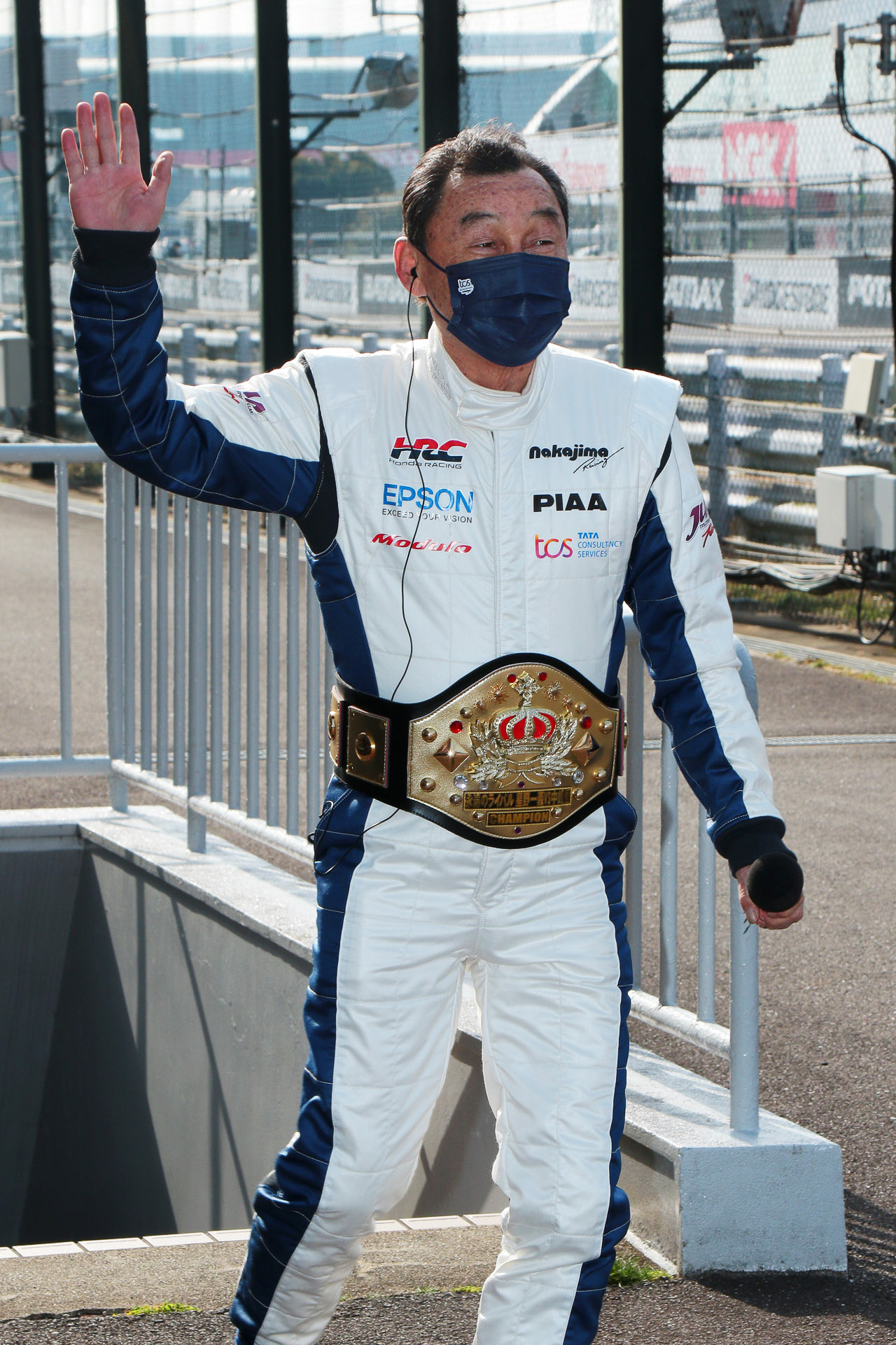 チャンピオンベルトを巻いて登場した中嶋悟氏