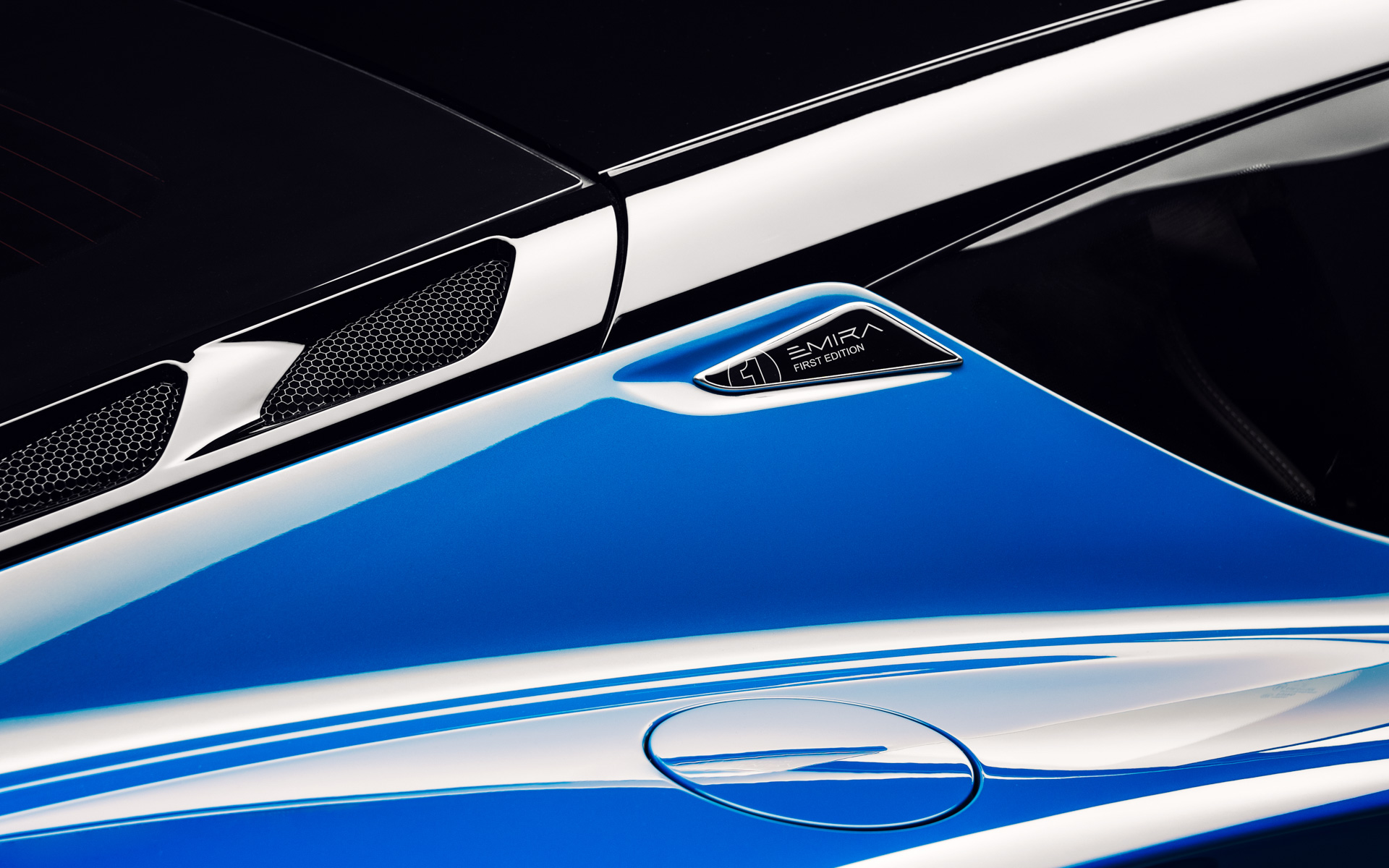 ファーストエディションのバッヂを装着